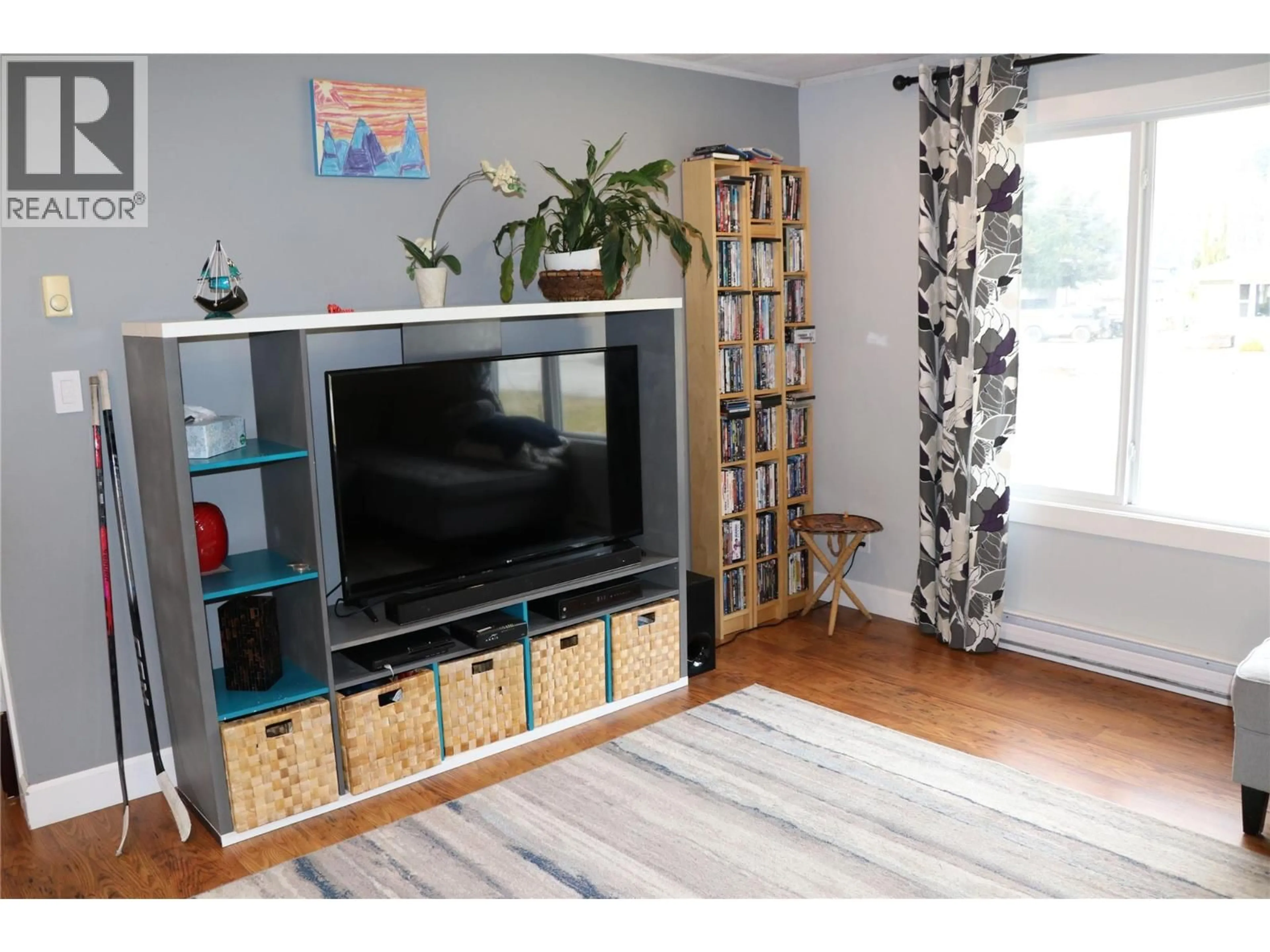 Living room with furniture, wood/laminate floor for 304 5TH NW STREET, Nakusp British Columbia V0G1R0