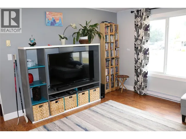 304 5TH  NW STREET, Nakusp 4