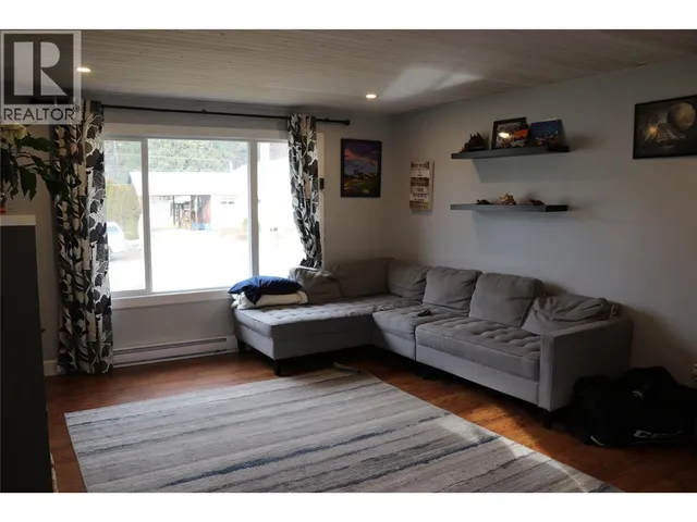 304 5TH  NW STREET, Nakusp 5