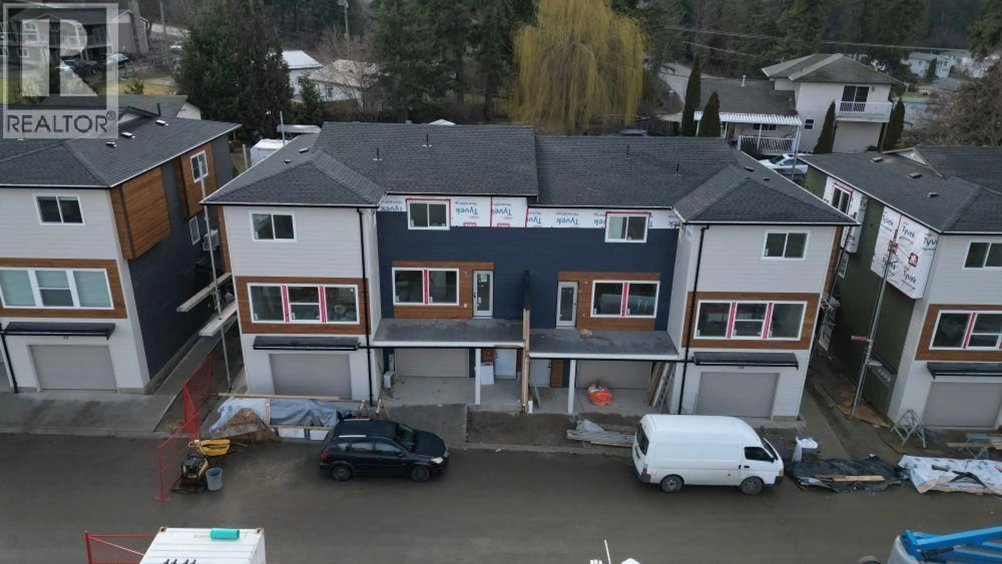A pic from outside/outdoor area/front of a property/back of a property/a pic from drone, unknown for 37 - 981 12 STREET SOUTHEAST, Salmon Arm British Columbia V1E2C8