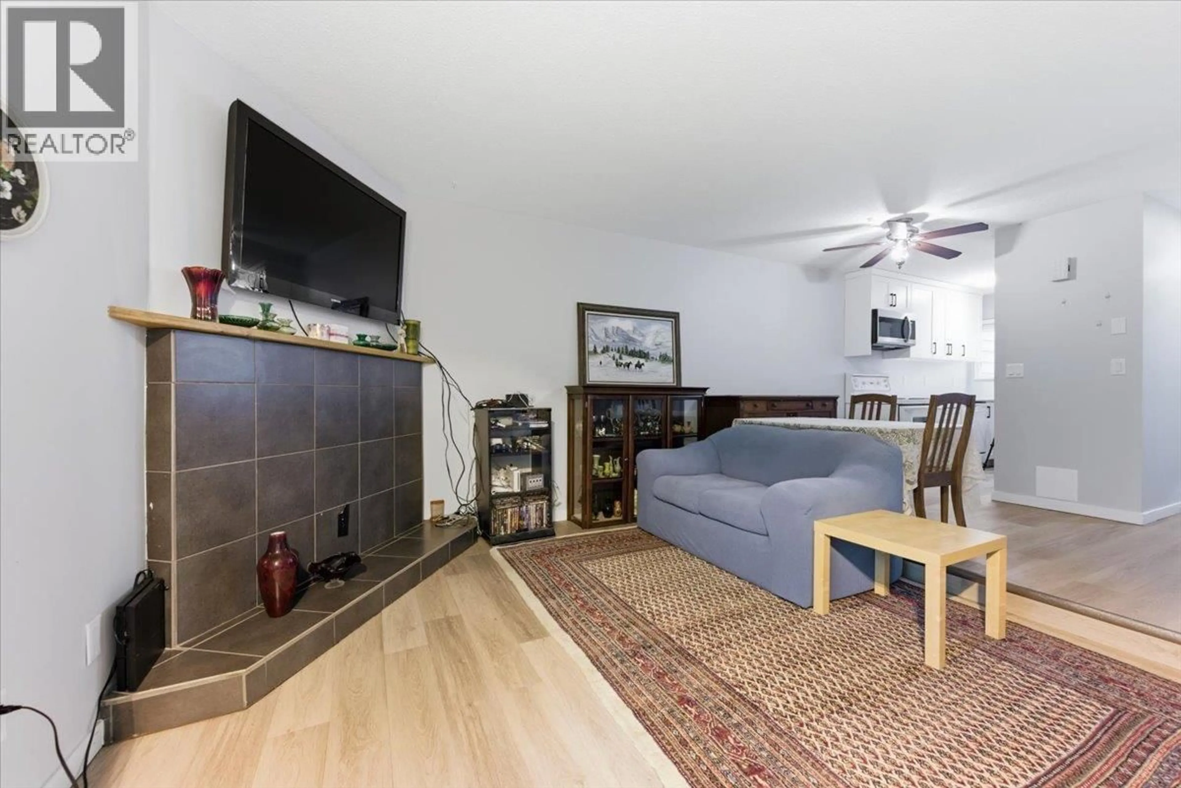 Living room with furniture, unknown for 4 - 5300 25 AVENUE, Vernon British Columbia V1T6R4