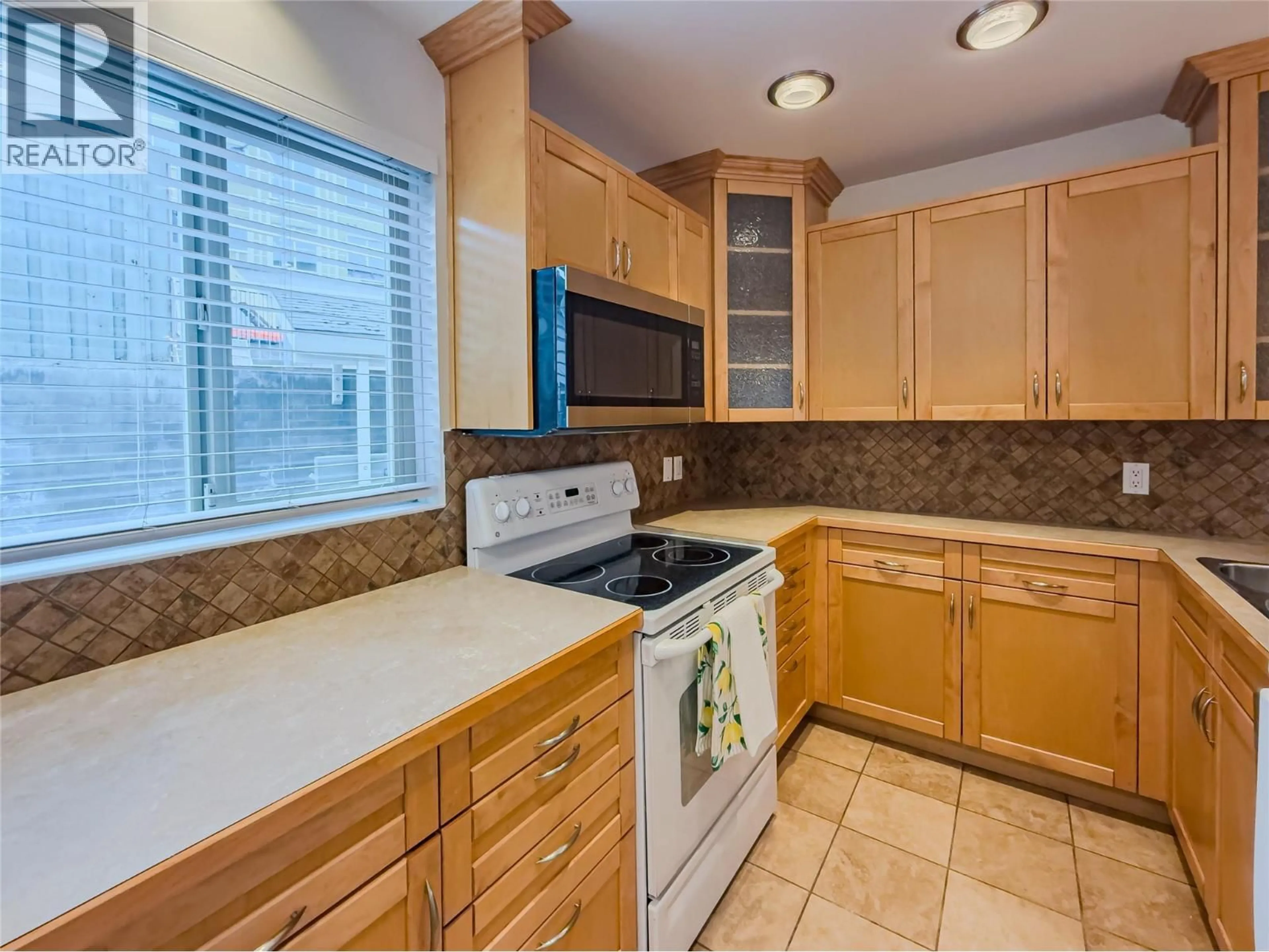 Standard kitchen, ceramic/tile floor for 19 - 145 NICOLA STREET, Kamloops British Columbia V2C2P2