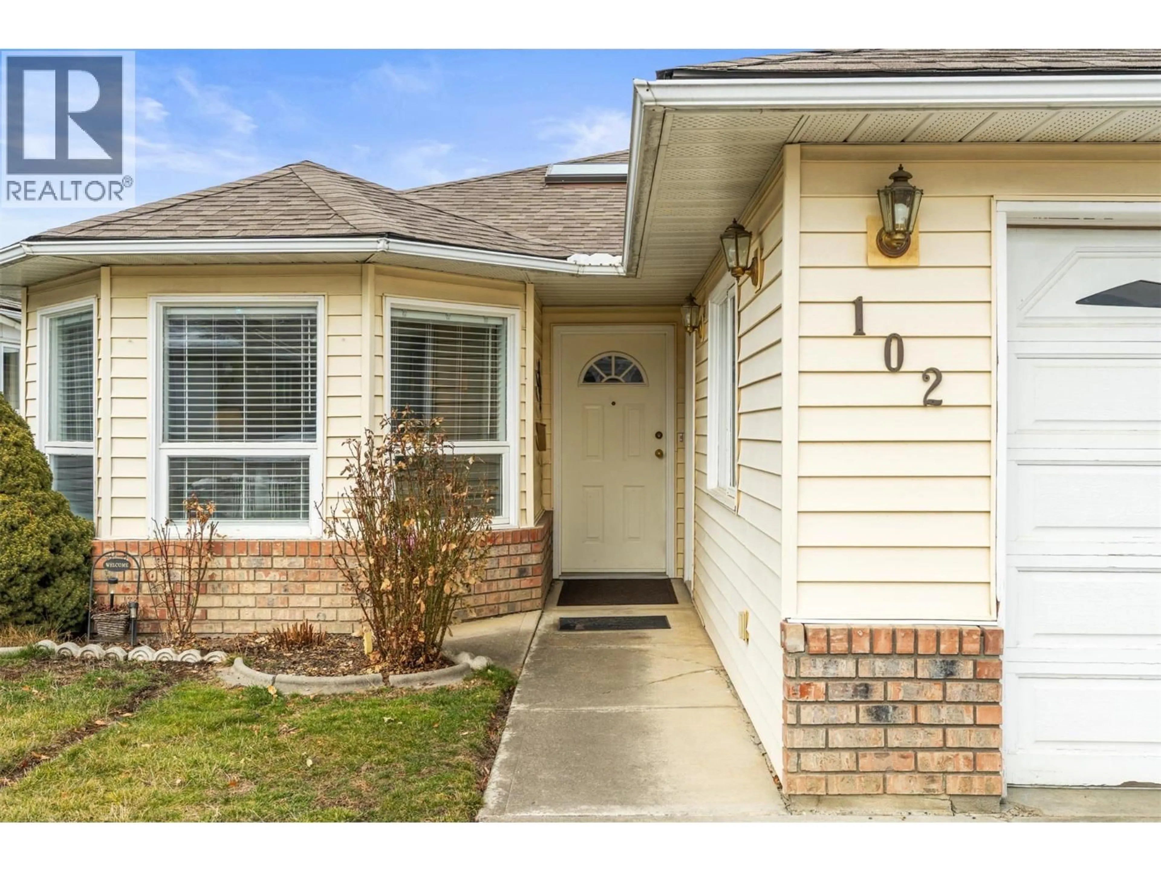 Home with vinyl exterior material, street for 102 - 1108 14 AVENUE, Vernon British Columbia V1B2S5