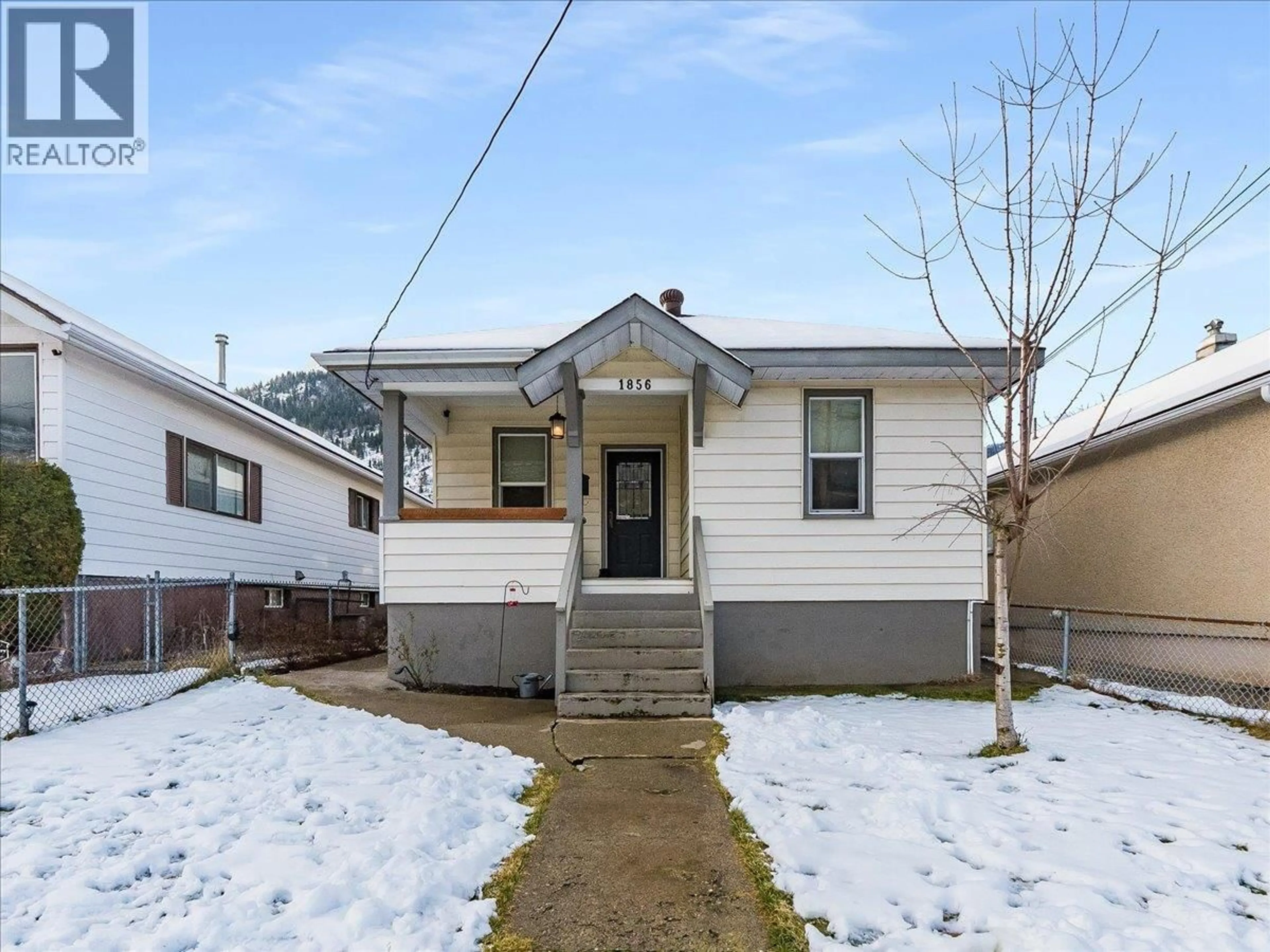 Home with vinyl exterior material, street for 1856 FOURTH AVENUE, Trail British Columbia V1R1T1