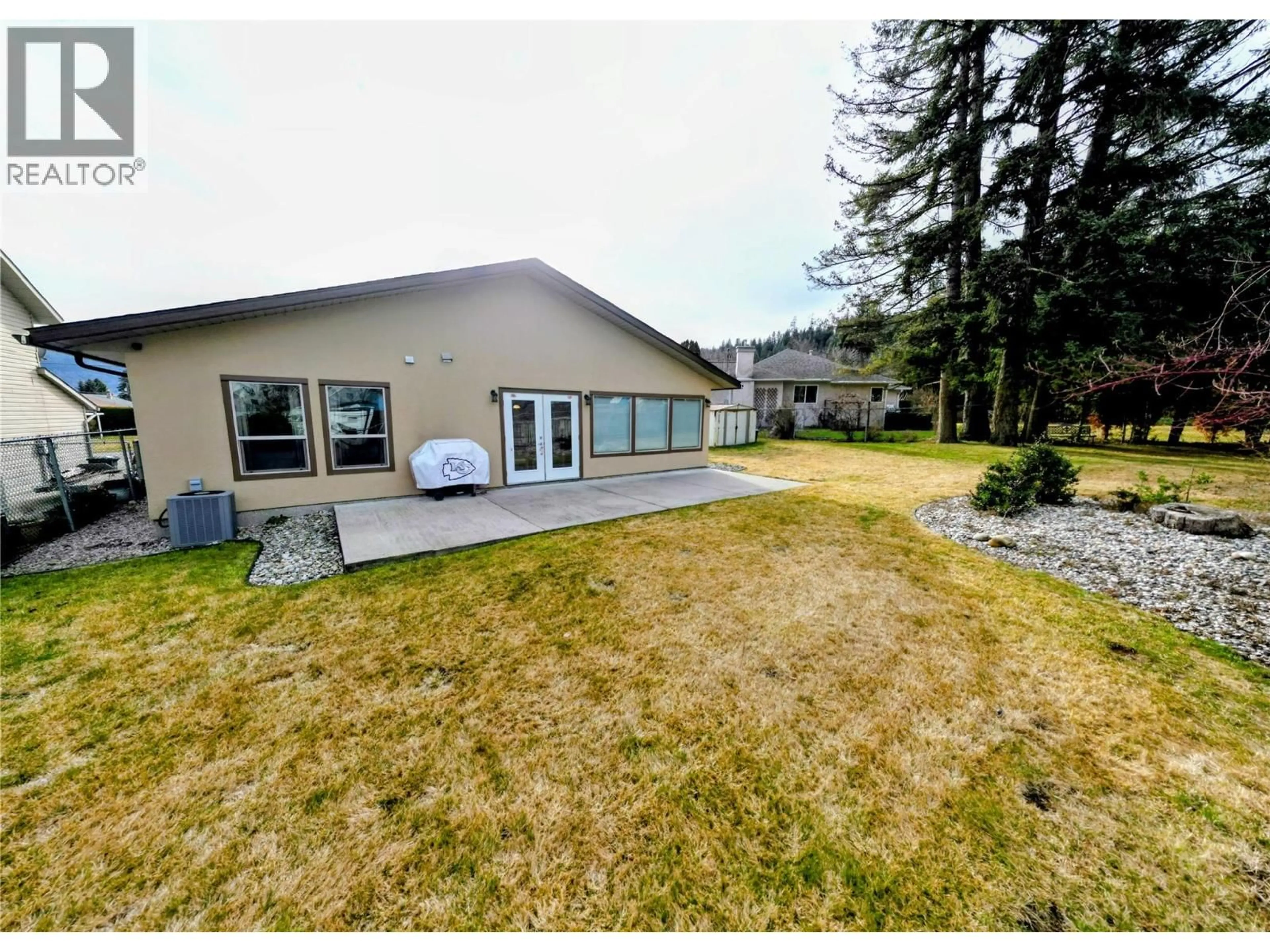 A pic from outside/outdoor area/front of a property/back of a property/a pic from drone, water/lake/river/ocean view for 651 HANVILLE PLACE, Castlegar British Columbia V1N4H3