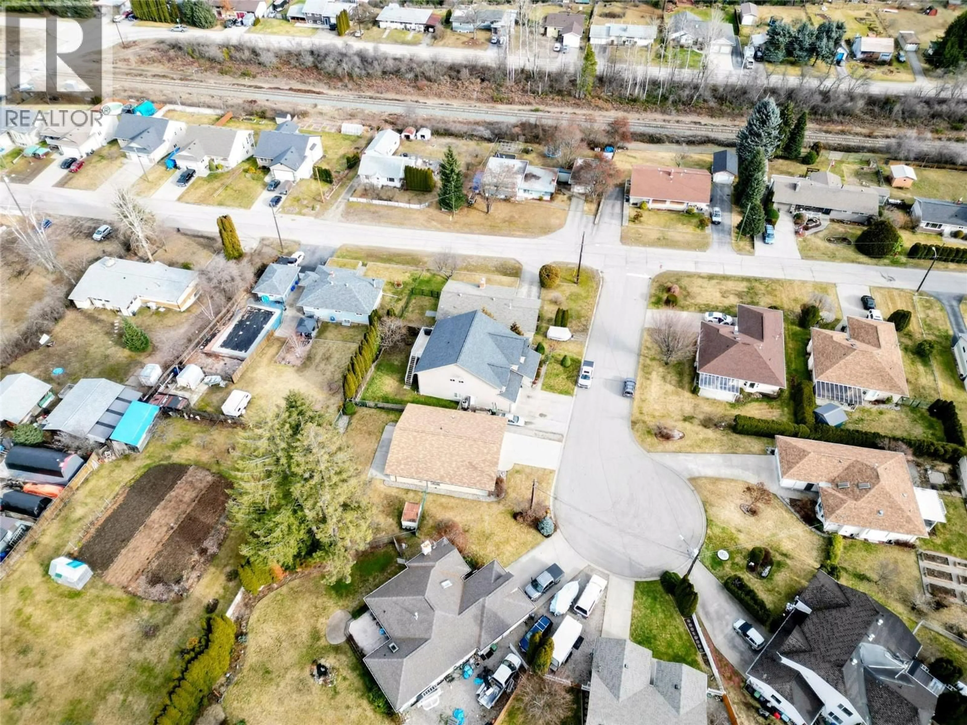 A pic from outside/outdoor area/front of a property/back of a property/a pic from drone, street for 651 HANVILLE PLACE, Castlegar British Columbia V1N4H3