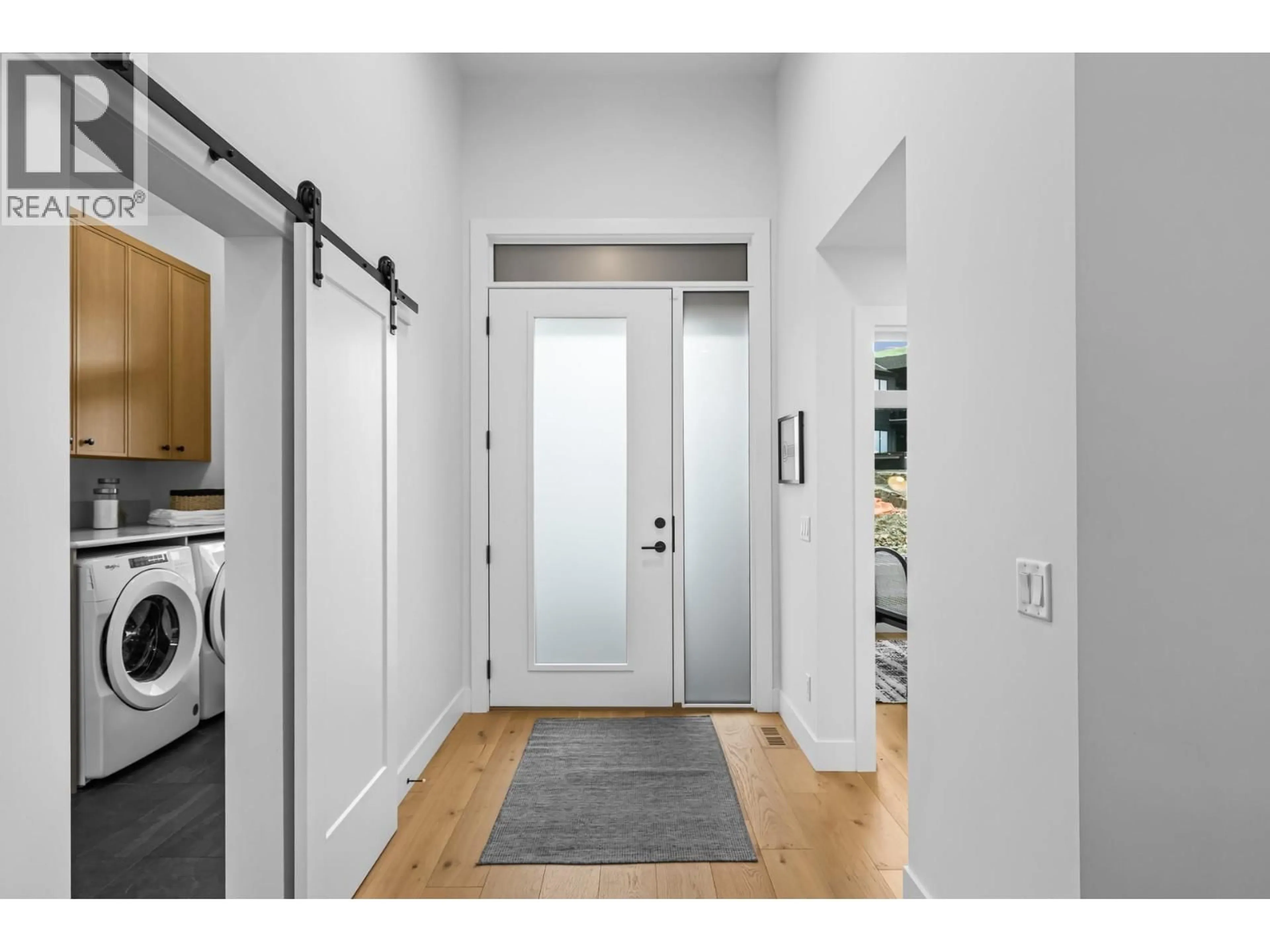 Indoor entryway for 1050 EMSLIE STREET, Kelowna British Columbia V1W0C3