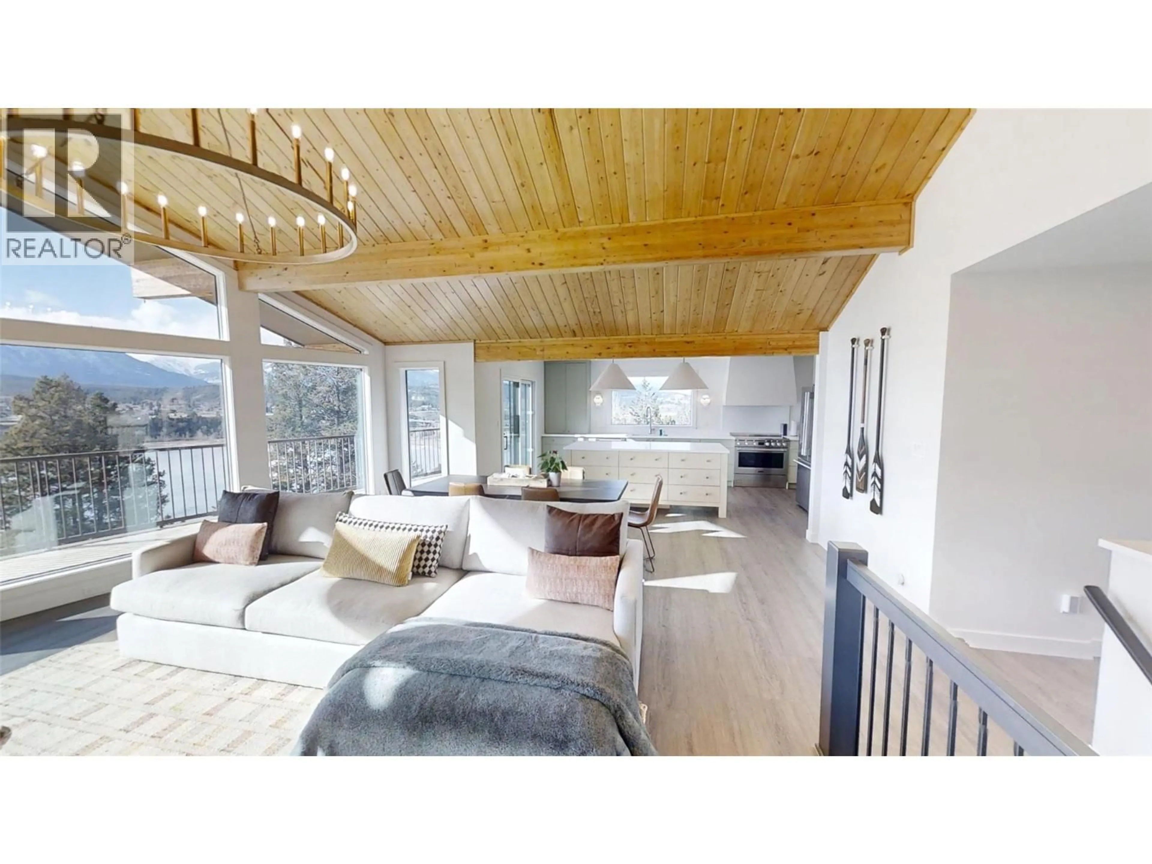 Living room with furniture, wood/laminate floor for 521 UPPER LAKEVIEW ROAD, Invermere British Columbia V0A1K3