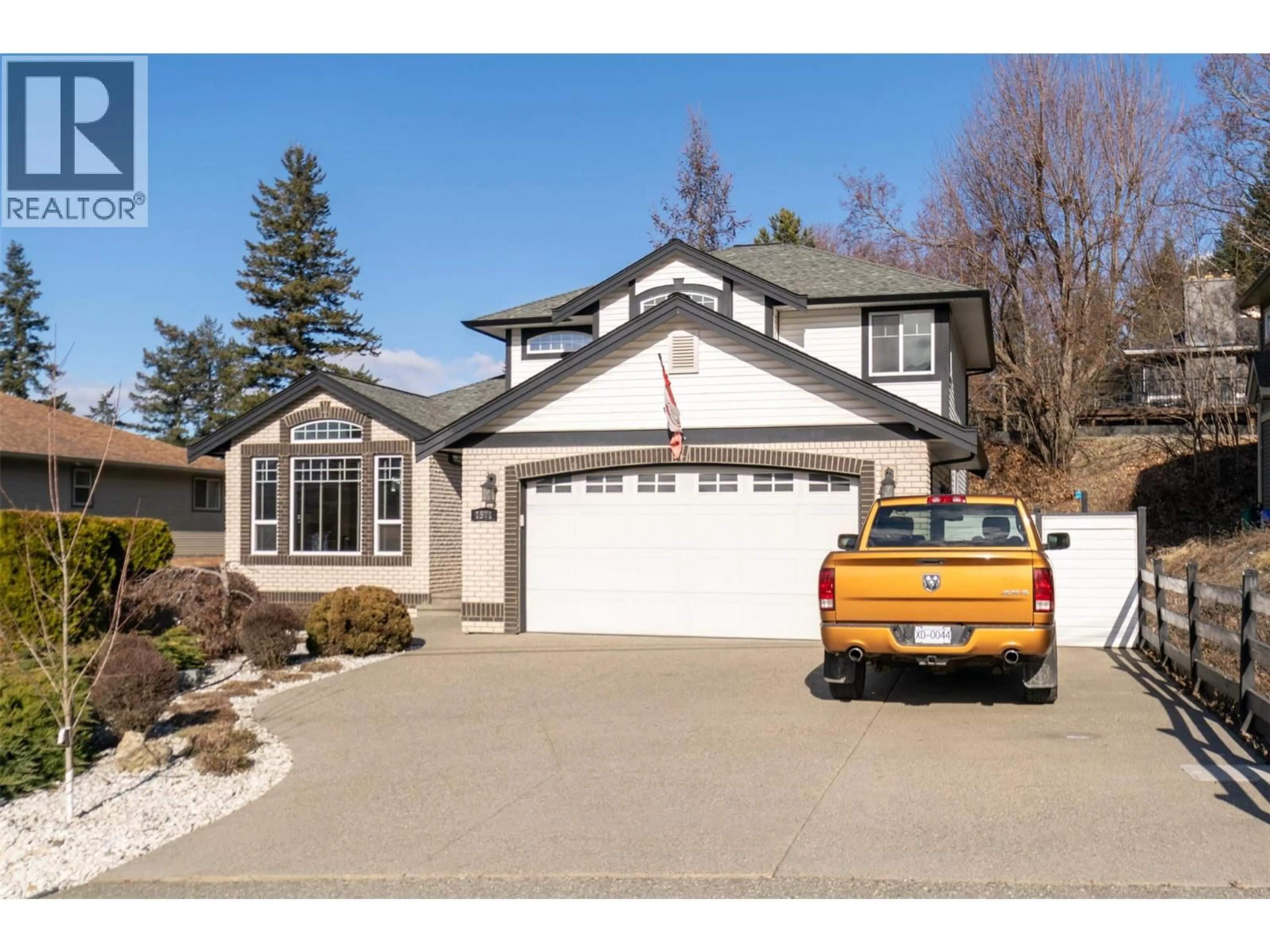 Home with vinyl exterior material, street for 1571 20 AVENUE NORTHEAST, Salmon Arm British Columbia V1E3X8