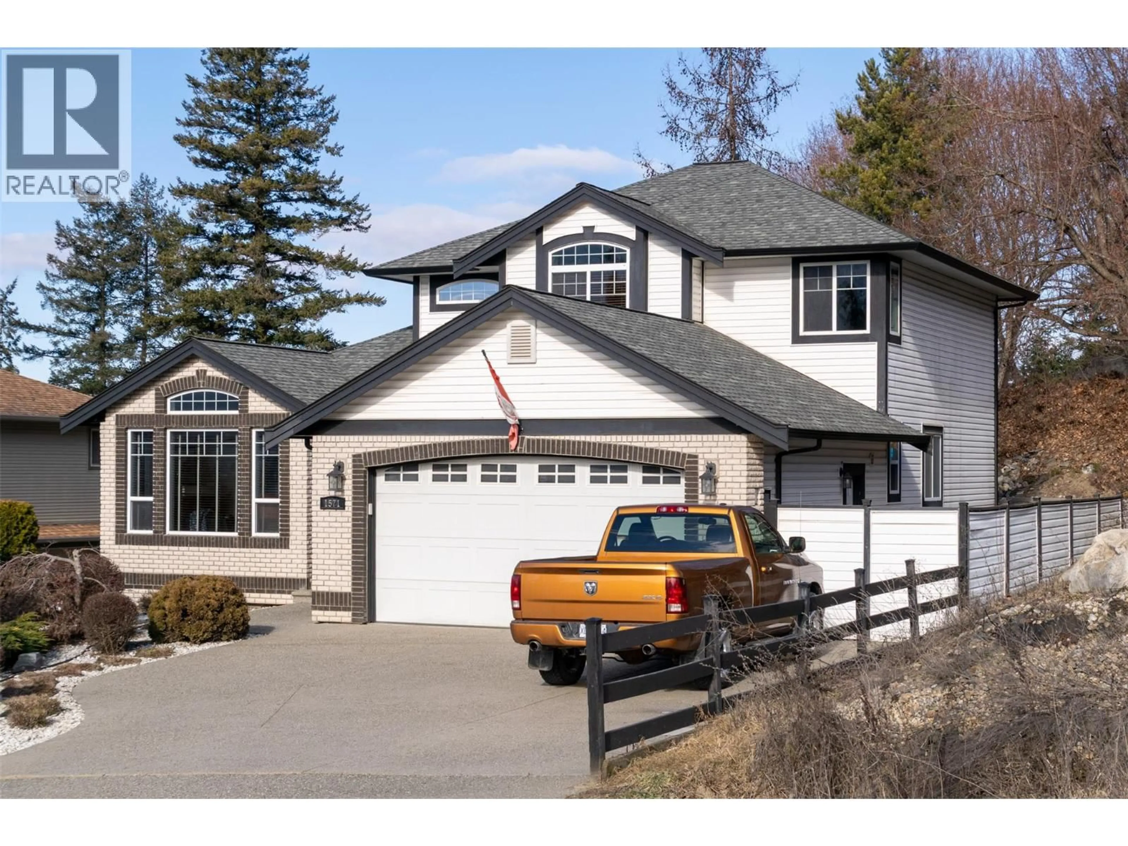 Home with vinyl exterior material, street for 1571 20 AVENUE NORTHEAST, Salmon Arm British Columbia V1E3X8
