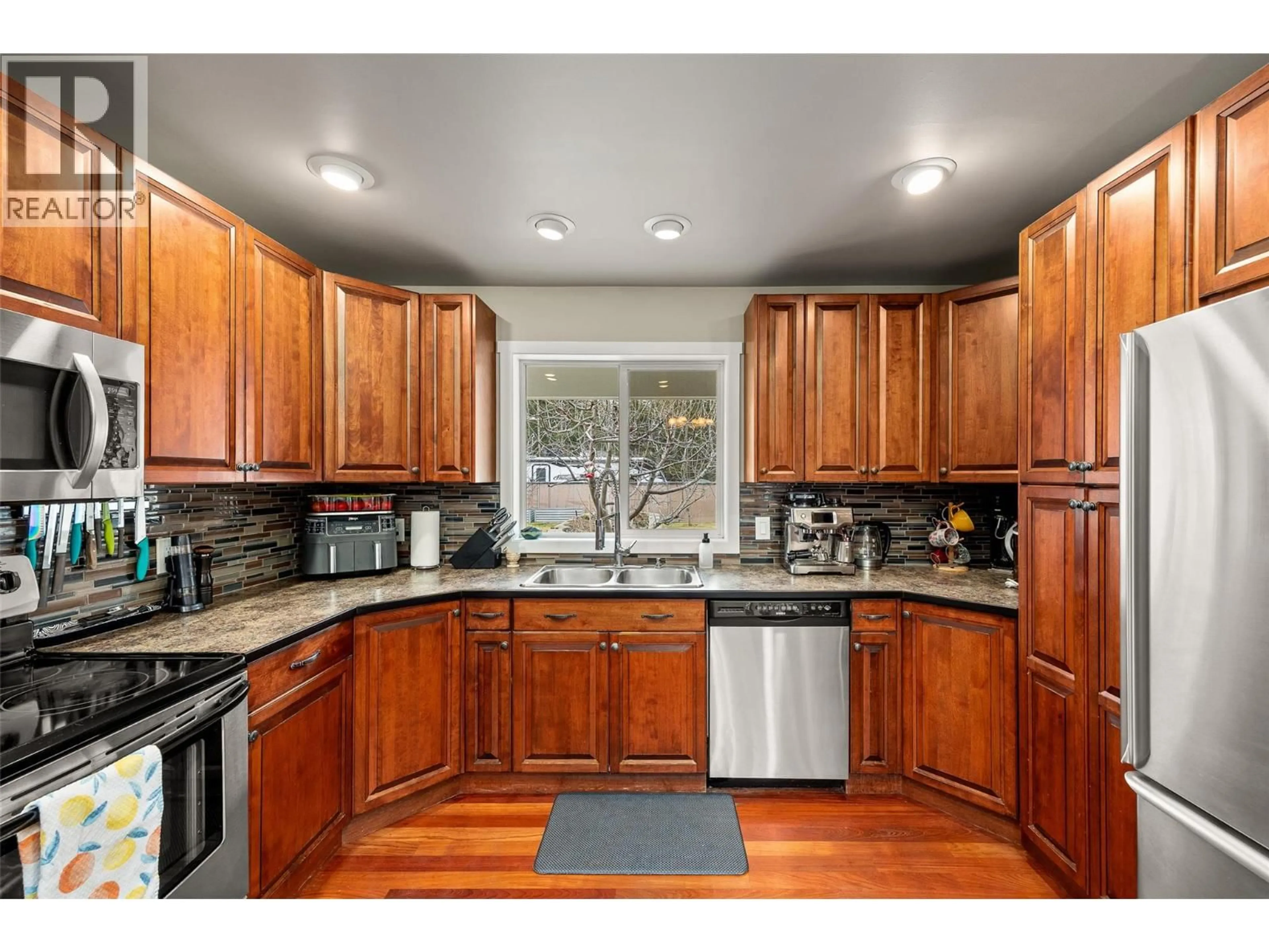 Standard kitchen, unknown for 674 MUIR ROAD, Kelowna British Columbia V1Z3W2