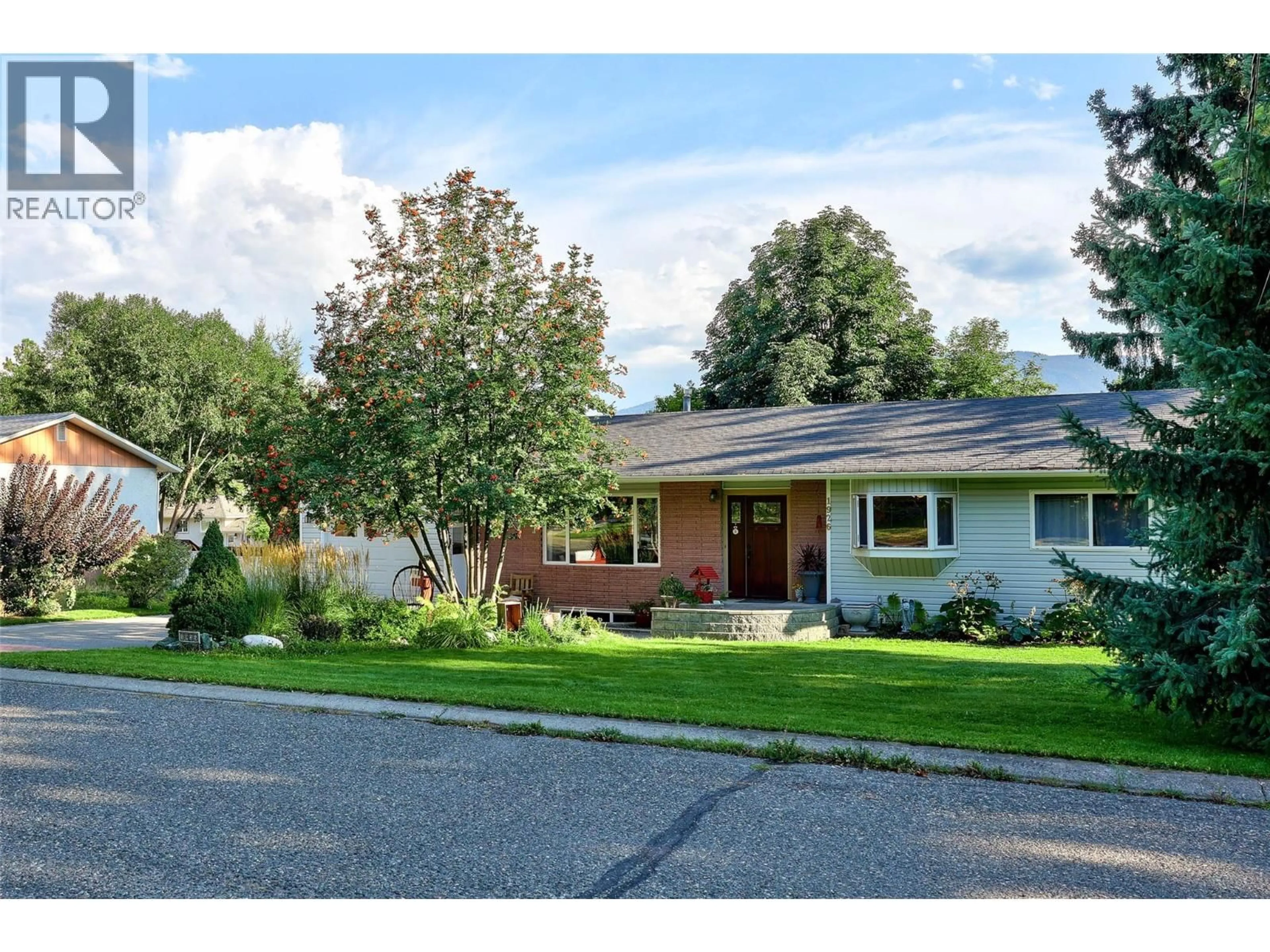 Home with vinyl exterior material, street for 1926 GREAVES AVENUE, Merritt British Columbia V1K1J3