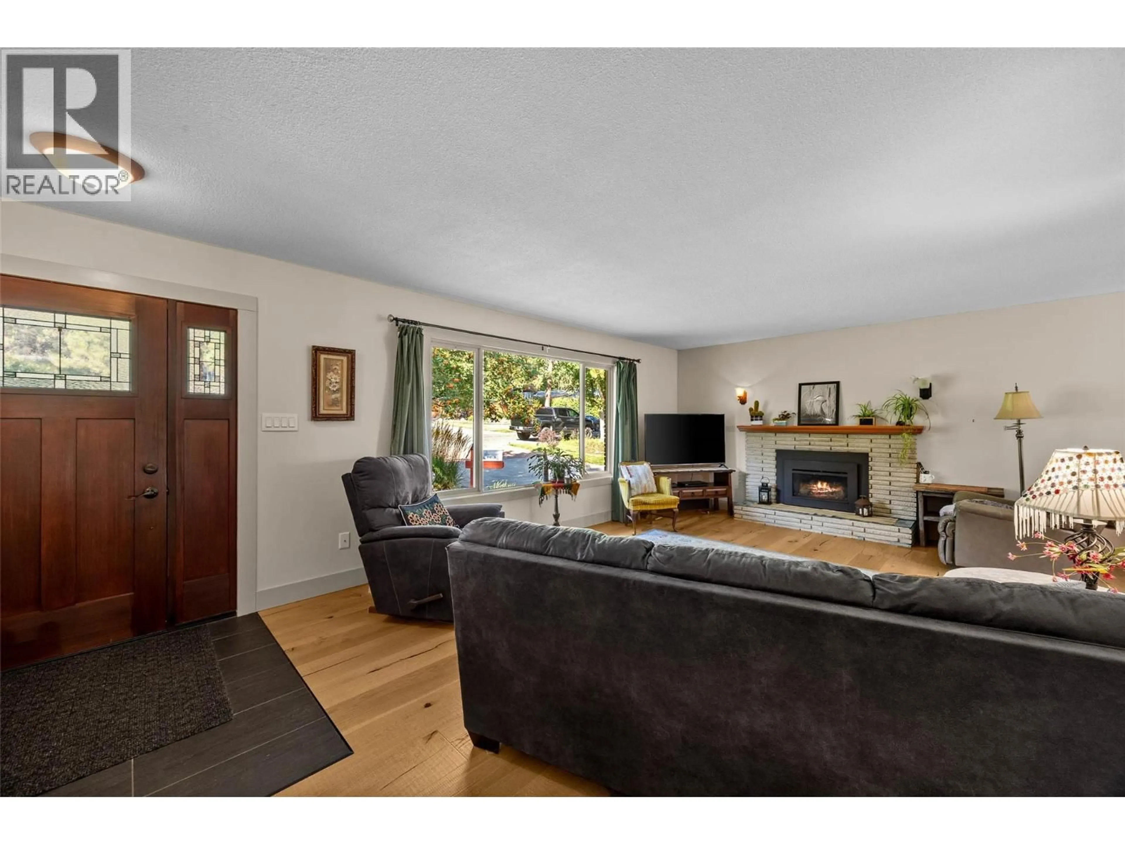 Living room with furniture, wood/laminate floor for 1926 GREAVES AVENUE, Merritt British Columbia V1K1J3