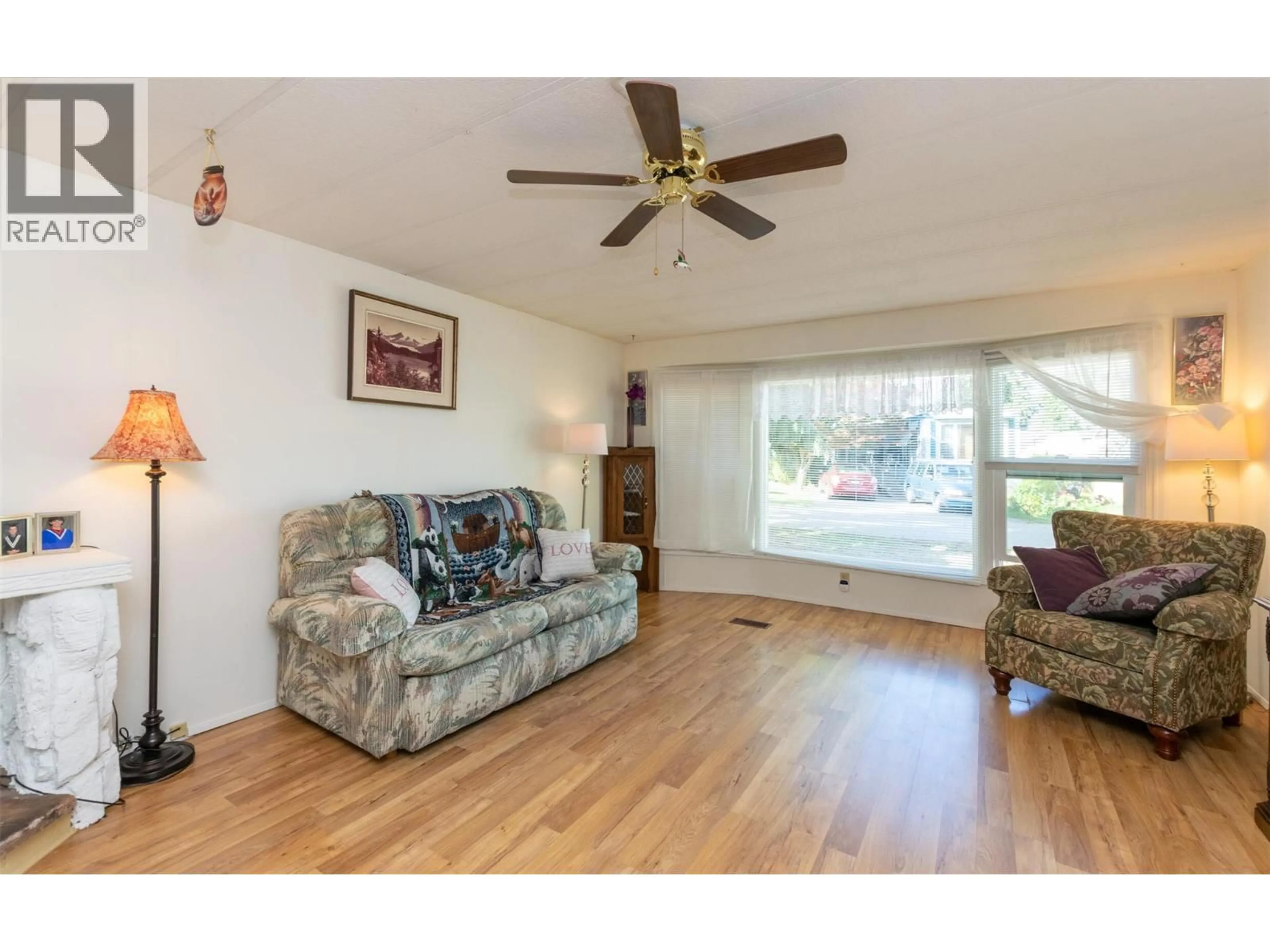 Living room with furniture, wood/laminate floor for 106 - 3350 10 AVENUE NORTHEAST, Salmon Arm British Columbia V1E1J6