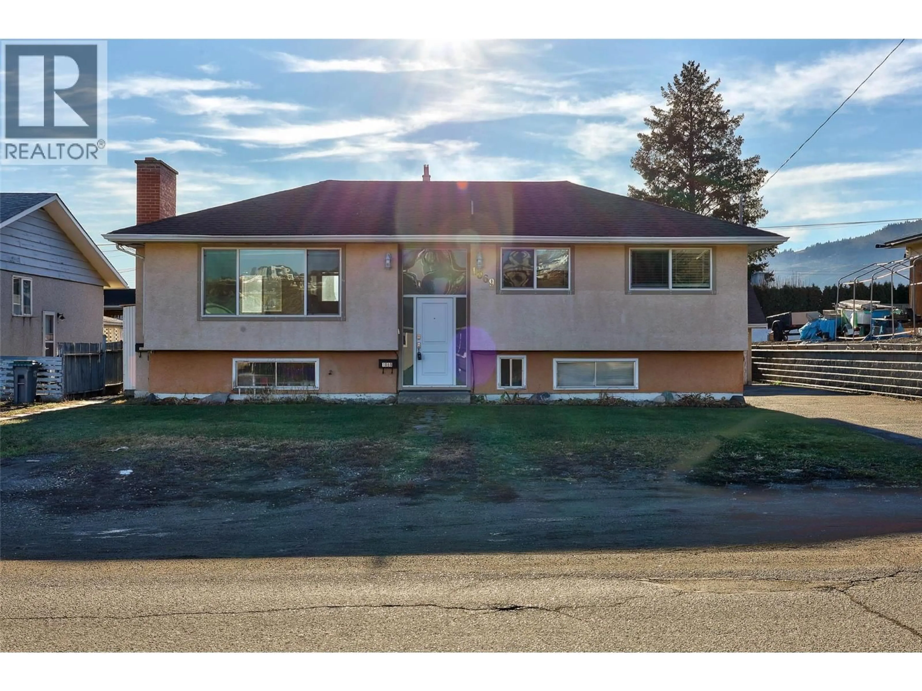 Home with vinyl exterior material, street for 1069 LETHBRIDGE AVENUE, Kamloops British Columbia V2B1Y1