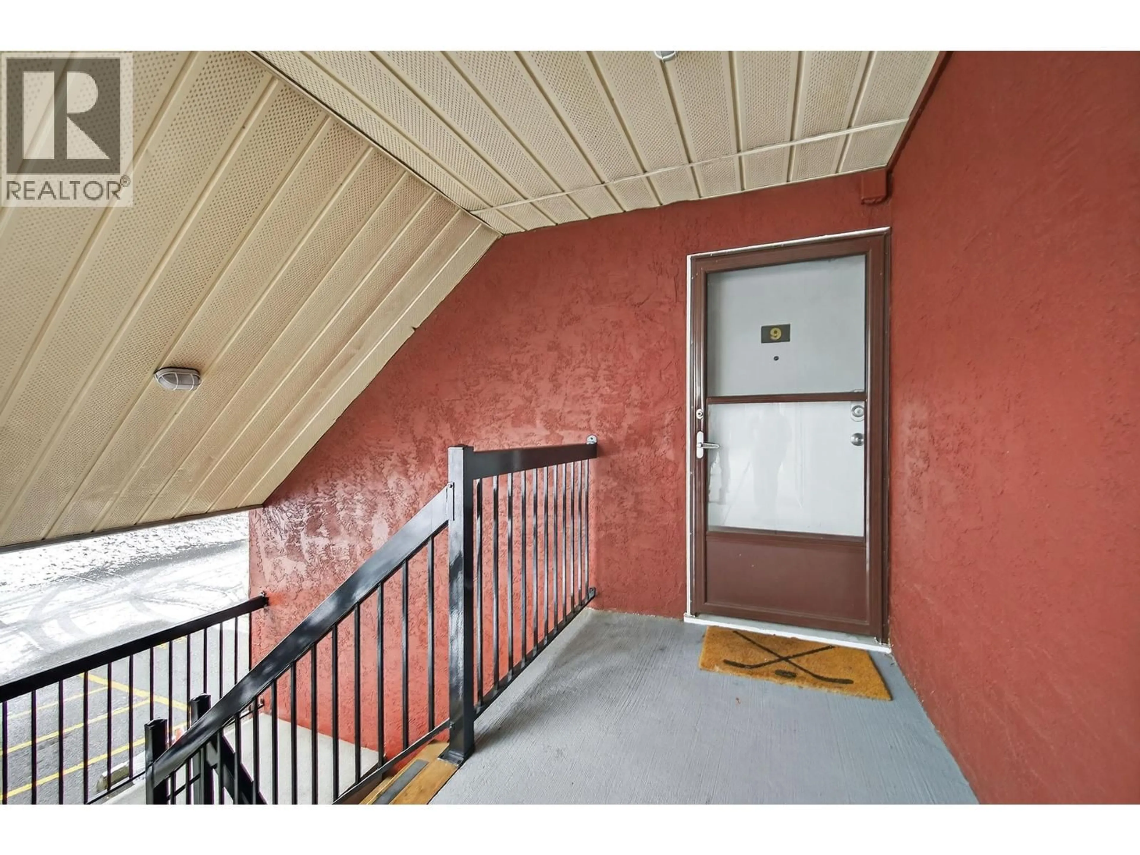 Indoor foyer for 9 - 1810 SUMMIT DRIVE, Kamloops British Columbia V2E2C7