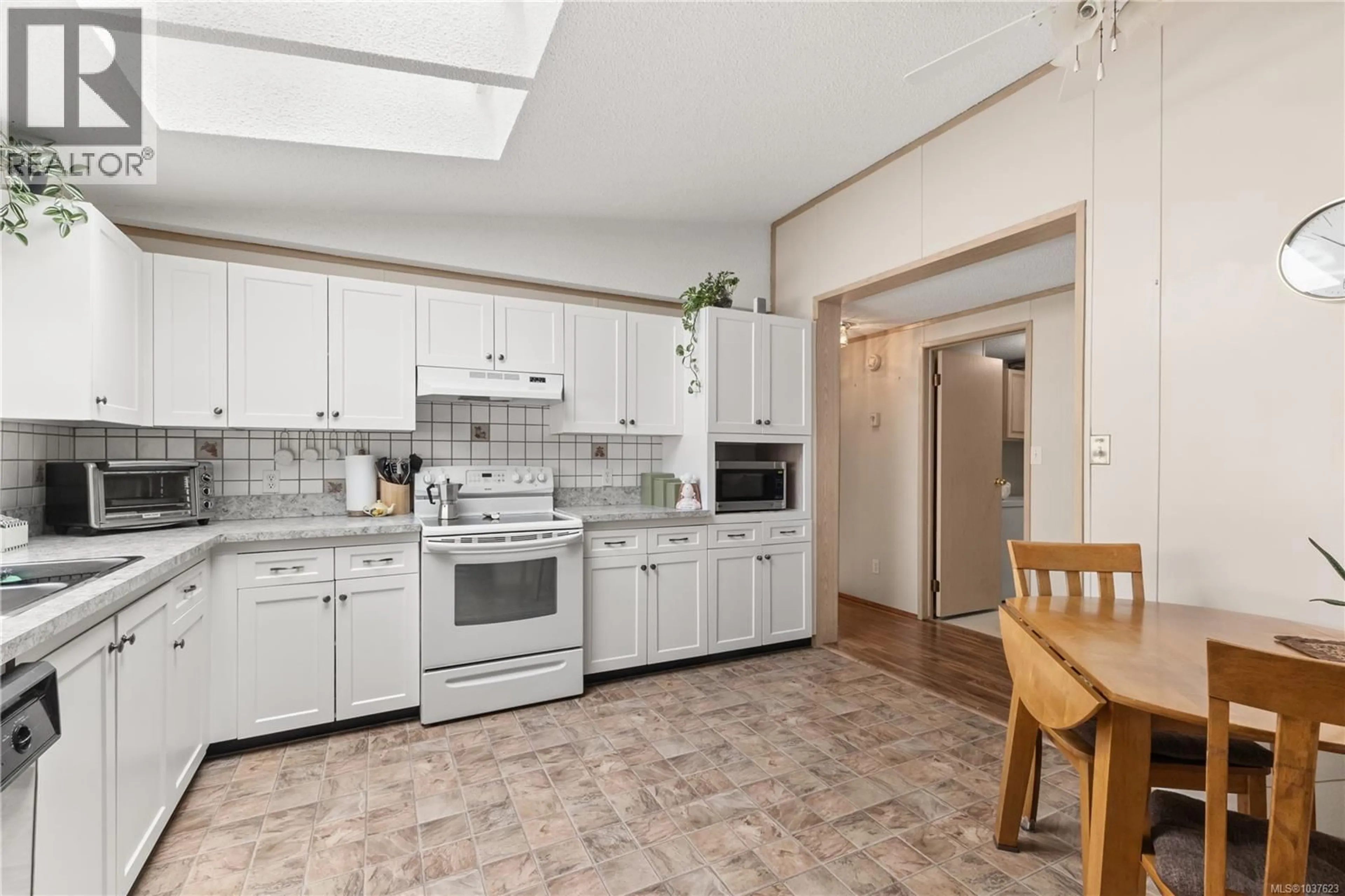 Standard kitchen, ceramic/tile floor for 122 - 2700 WOODBURN ROAD, Campbell River British Columbia V9W4R4