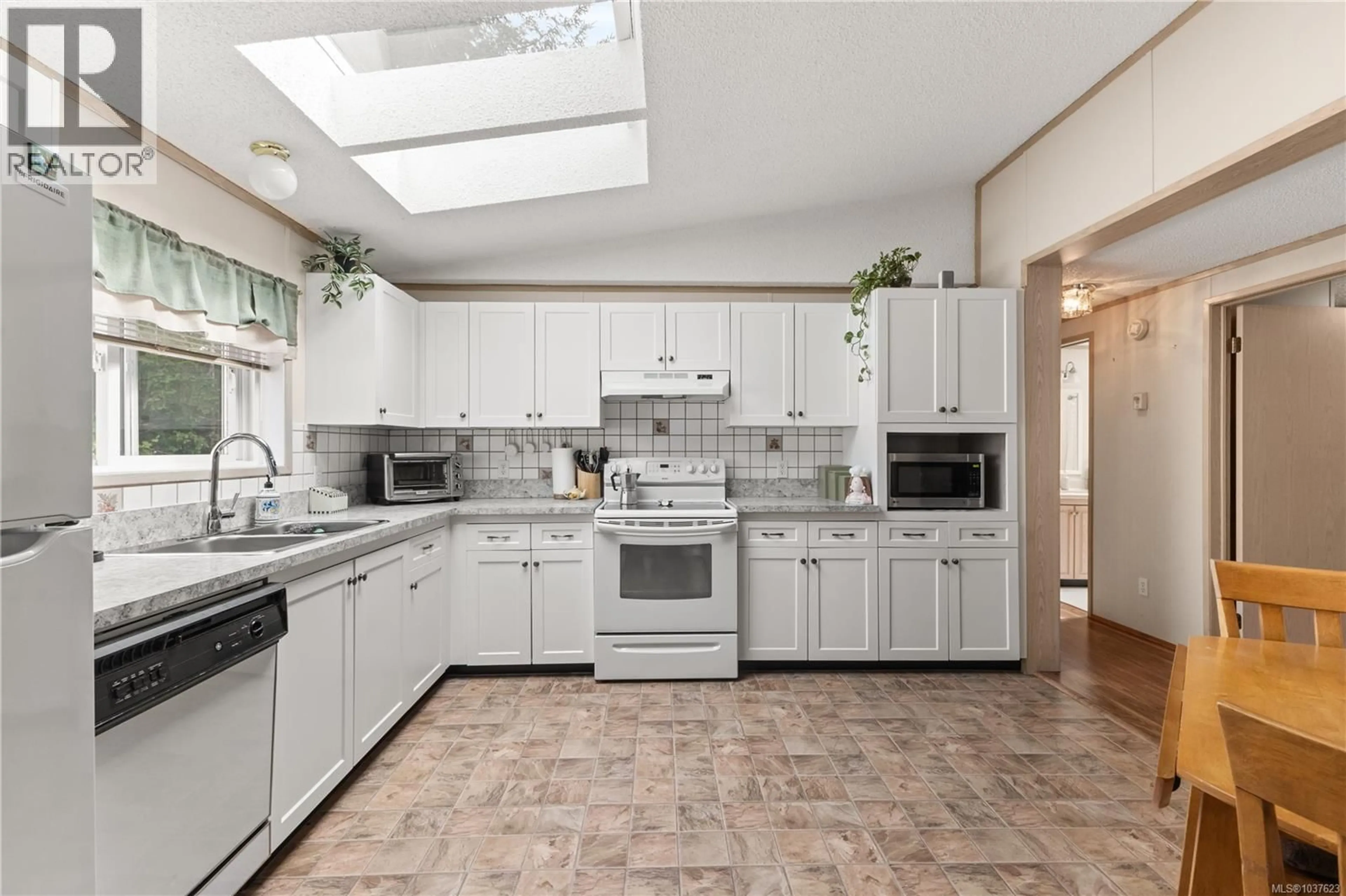 Open concept kitchen, ceramic/tile floor for 122 - 2700 WOODBURN ROAD, Campbell River British Columbia V9W4R4