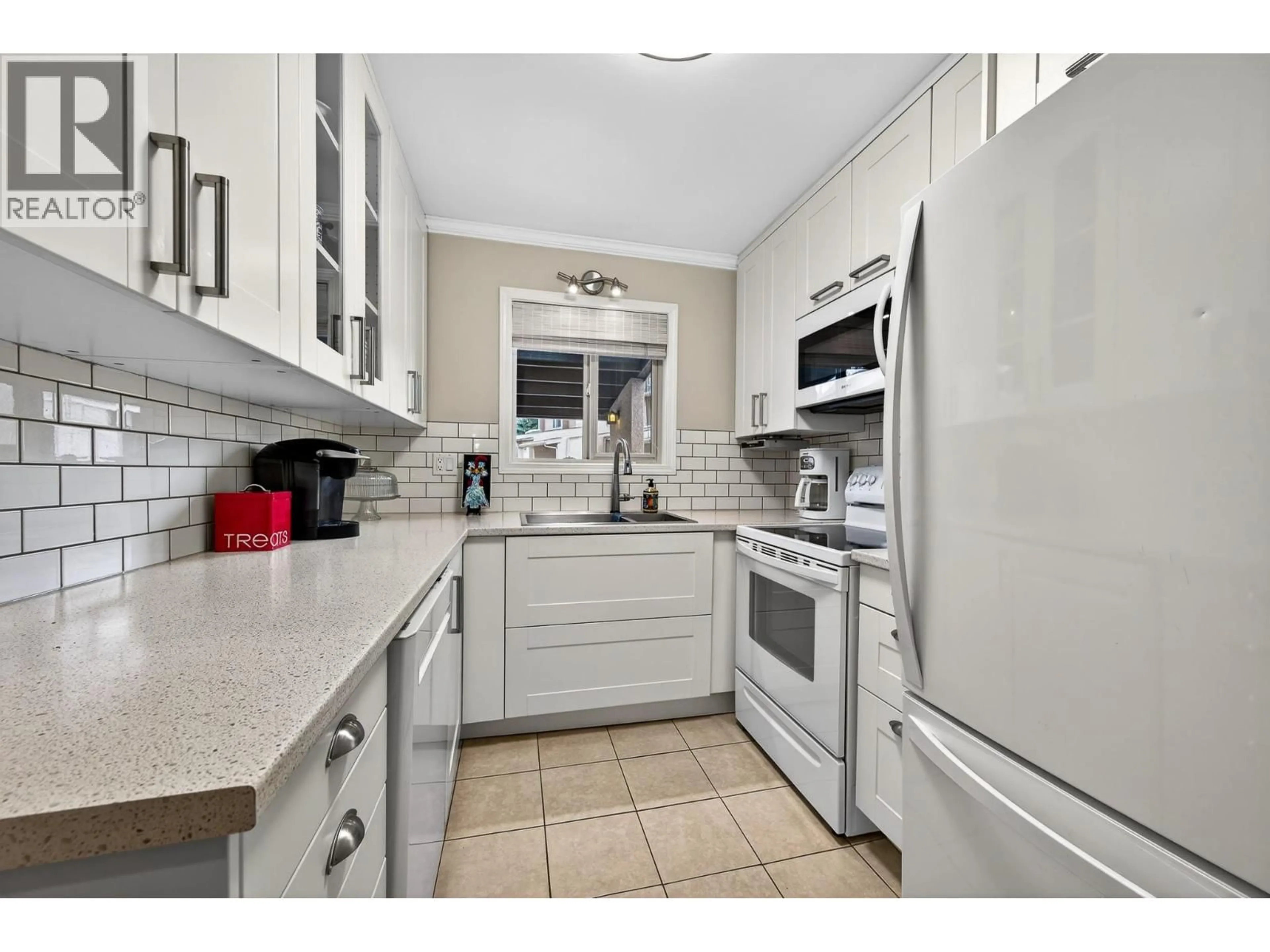 Standard kitchen, ceramic/tile floor for 15 - 1555 SUMMIT DRIVE, Kamloops British Columbia V2E1E9