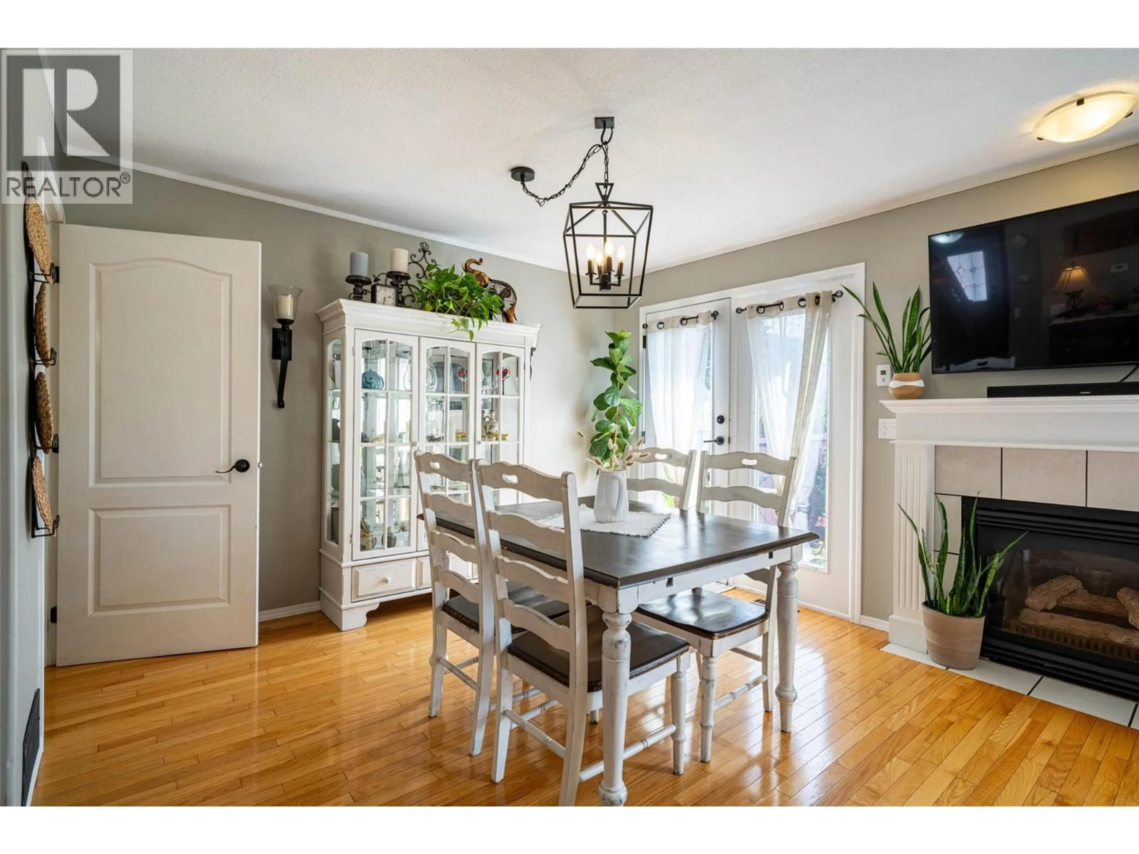 Dining room, wood/laminate floor for 31 - 2395 PLEASANT VALLEY ROAD, Armstrong British Columbia V0E1B2
