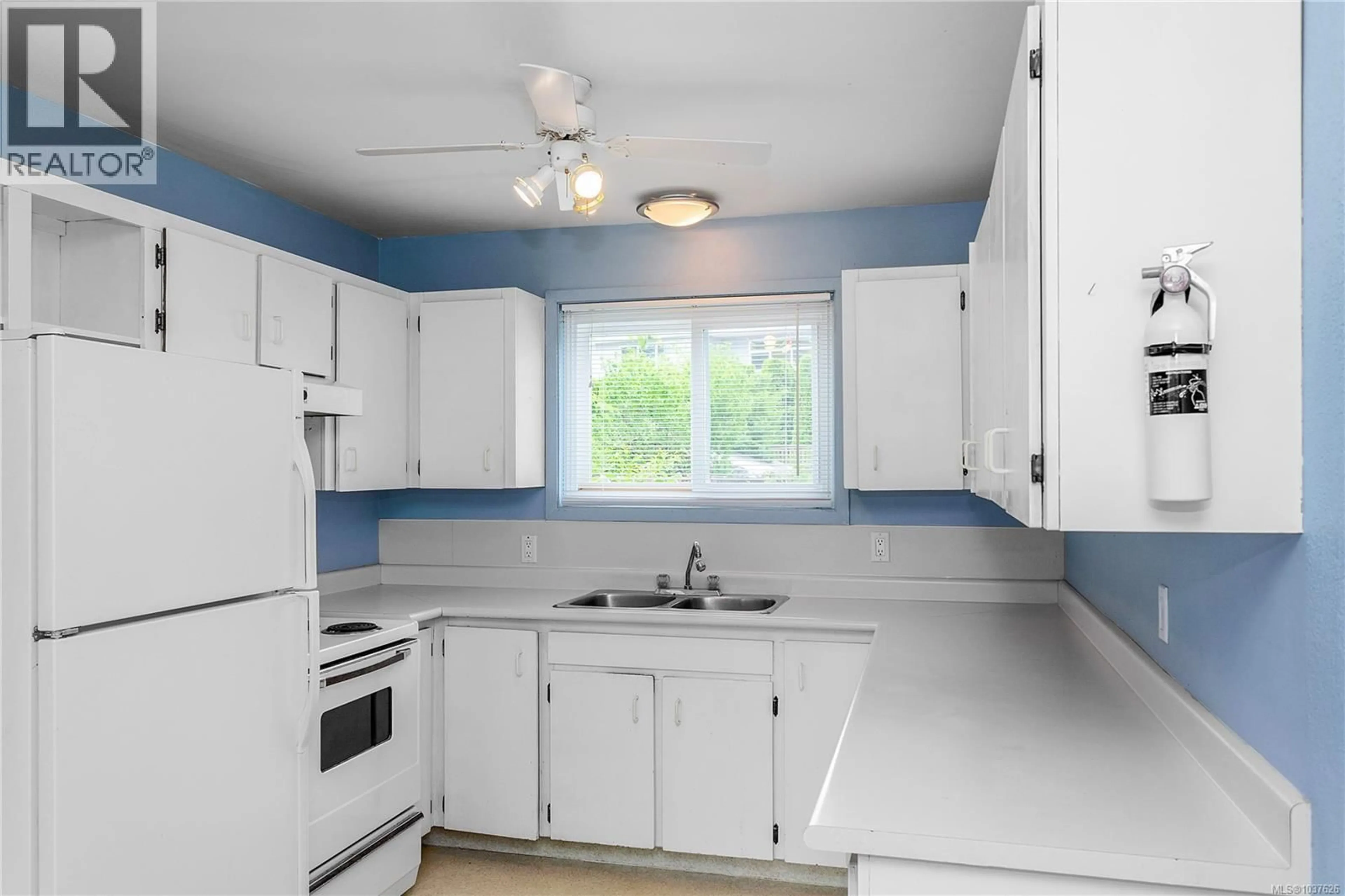 Standard kitchen, ceramic/tile floor for 57 - 507 NINTH STREET, Nanaimo British Columbia V9R1A8