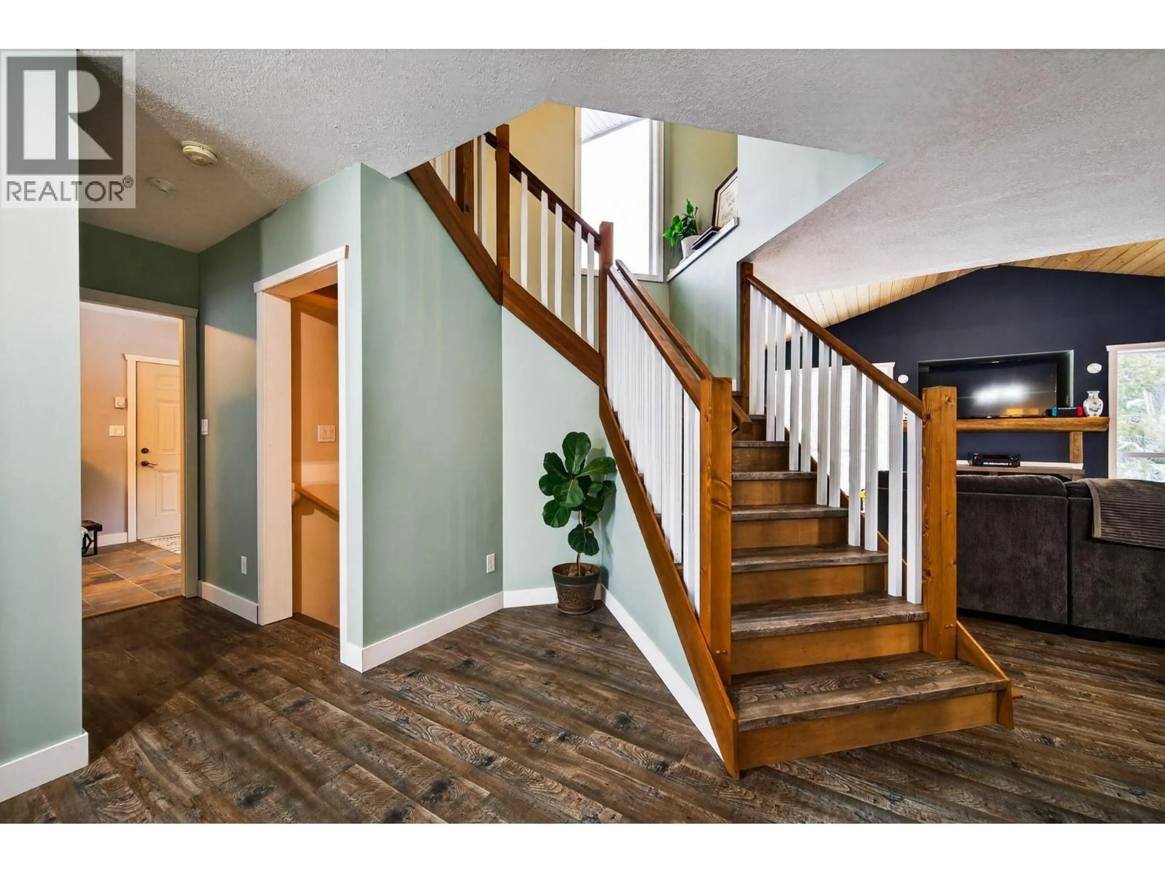 Indoor entryway for 141 WADLEGGER ROAD, Clearwater British Columbia V0E1N2