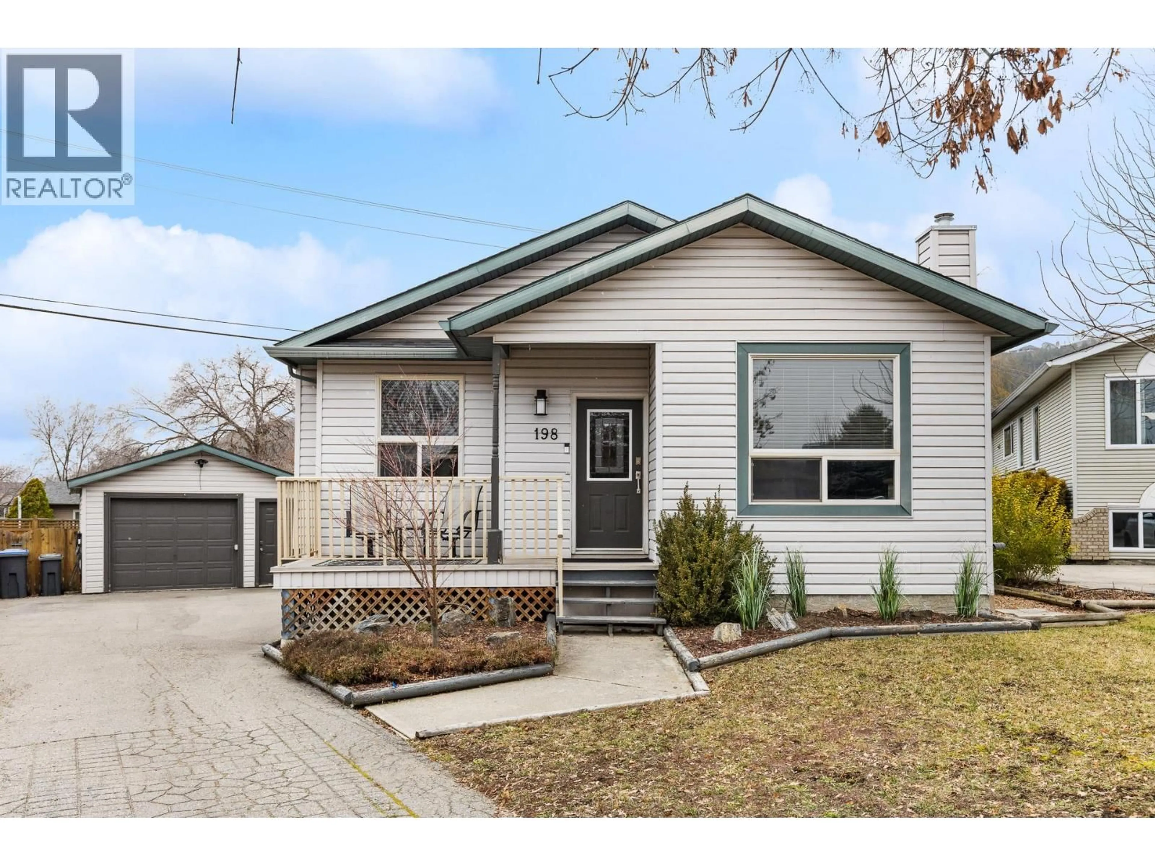 Home with vinyl exterior material, street for 198 RITCHIE COURT, Kelowna British Columbia V1V2A8