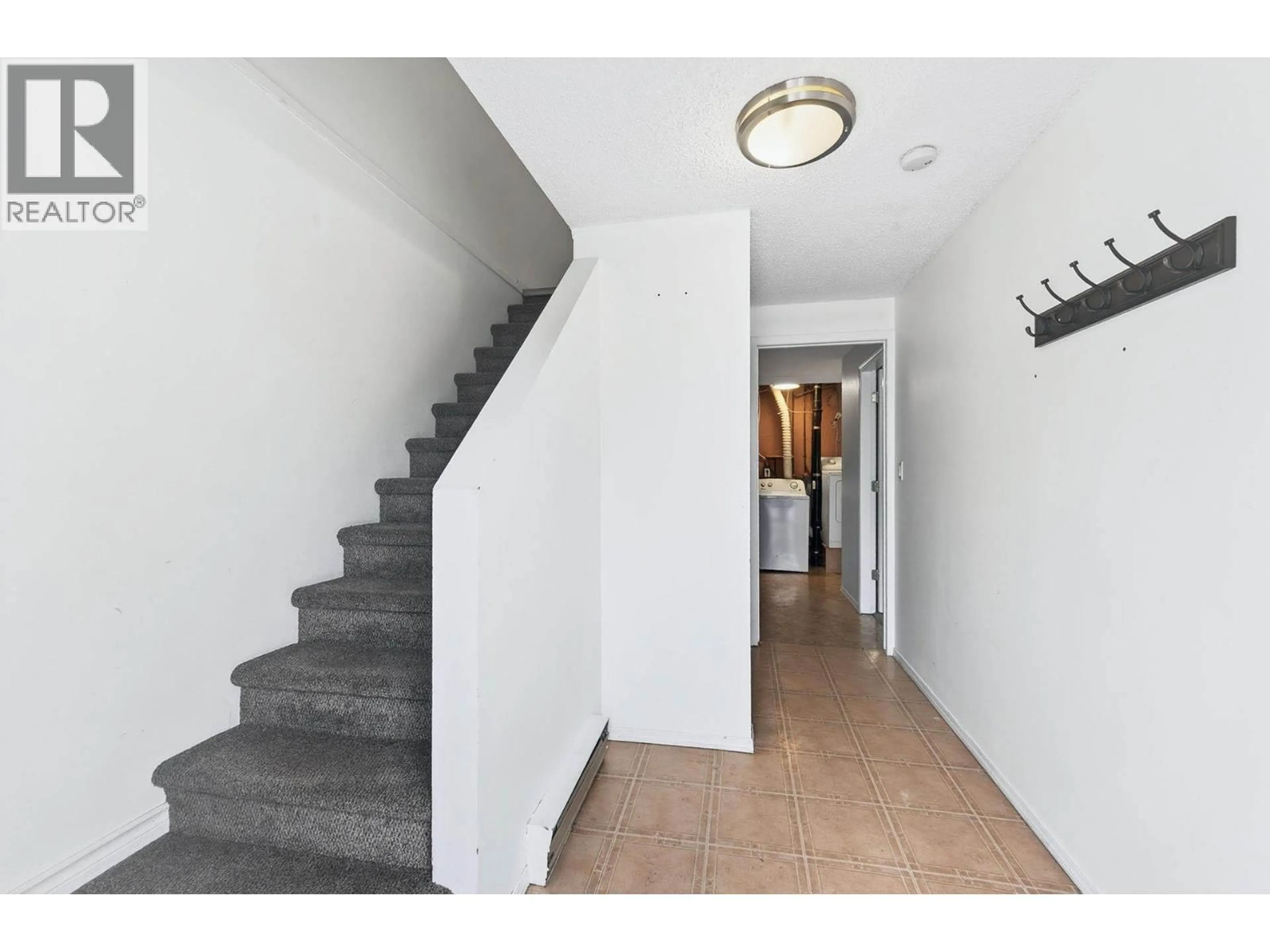 Indoor foyer for 50 - 1605 SUMMIT DRIVE, Kamloops British Columbia V2E2A5