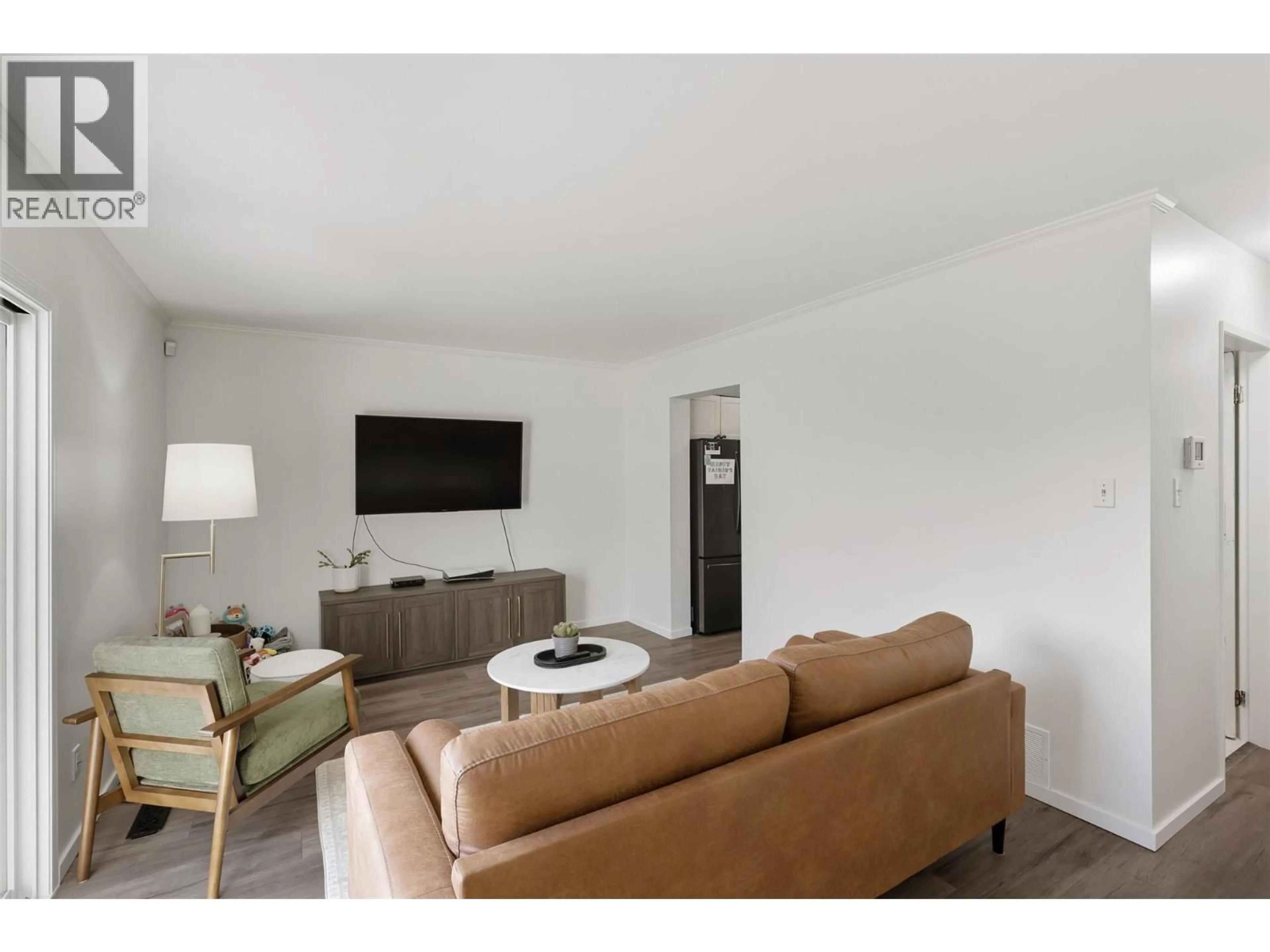 Living room with furniture, wood/laminate floor for 24 - 1469 SPRINGHILL DRIVE, Kamloops British Columbia V2E1H5