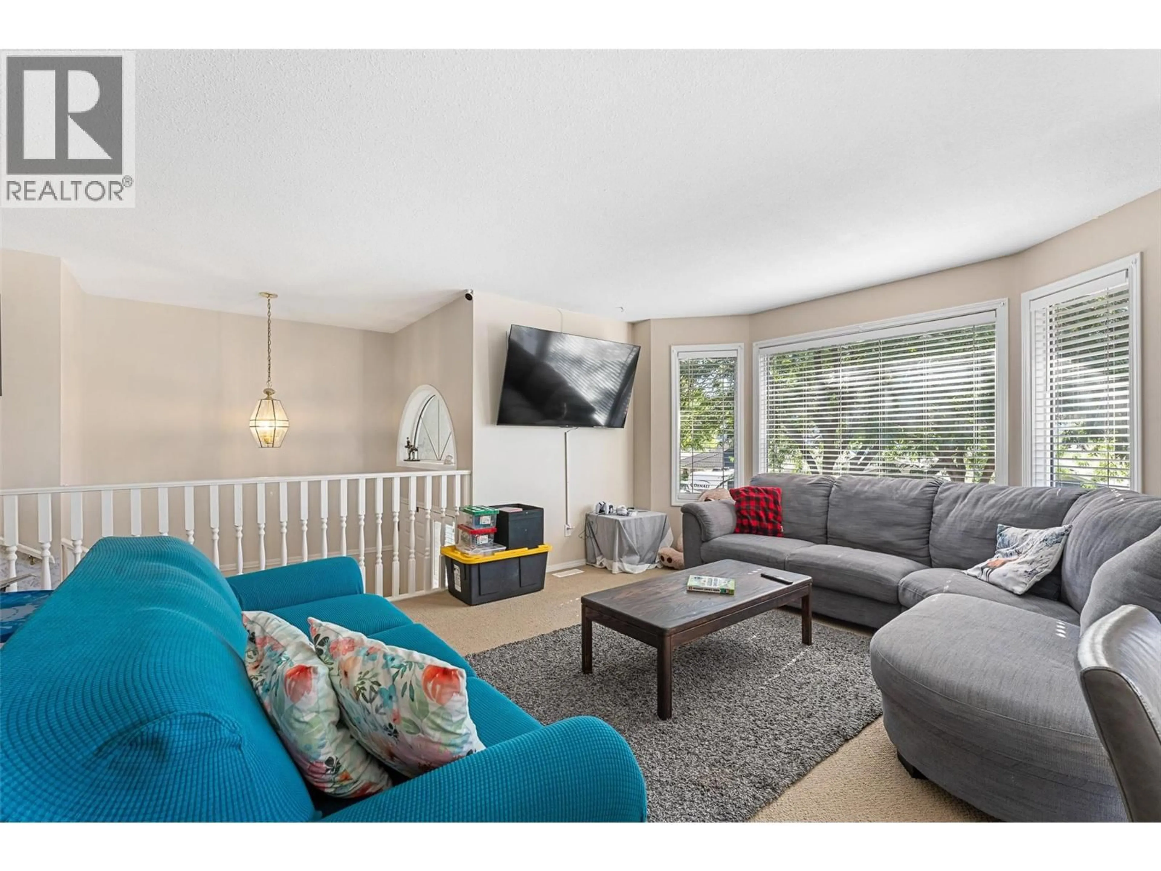 Living room with furniture, unknown for 580 SPRUCEVIEW PLACE NORTH, Kelowna British Columbia V1V1S7