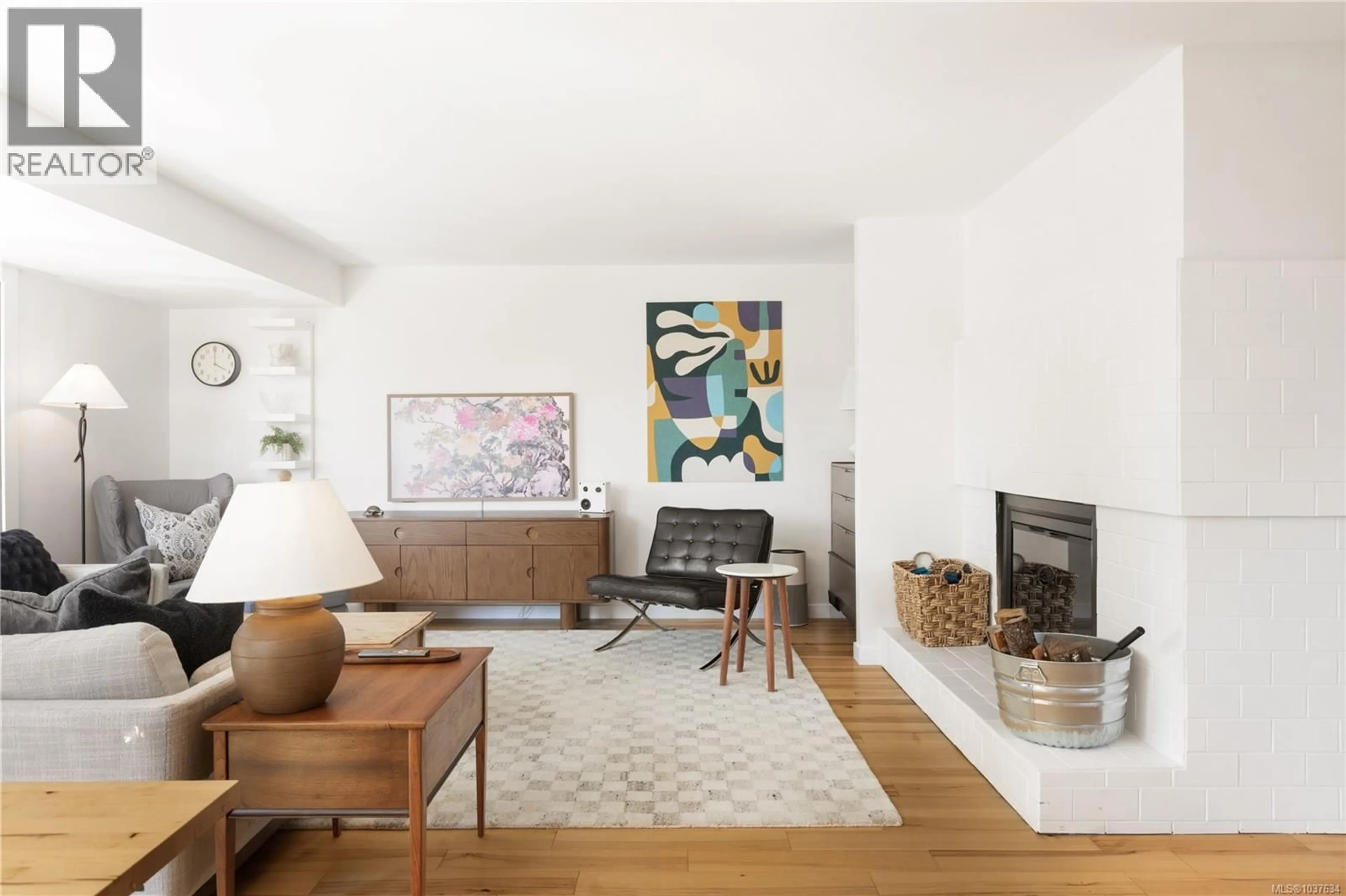 Living room with furniture, unknown for 2887 COLQUITZ AVENUE, Saanich British Columbia V9A2L9