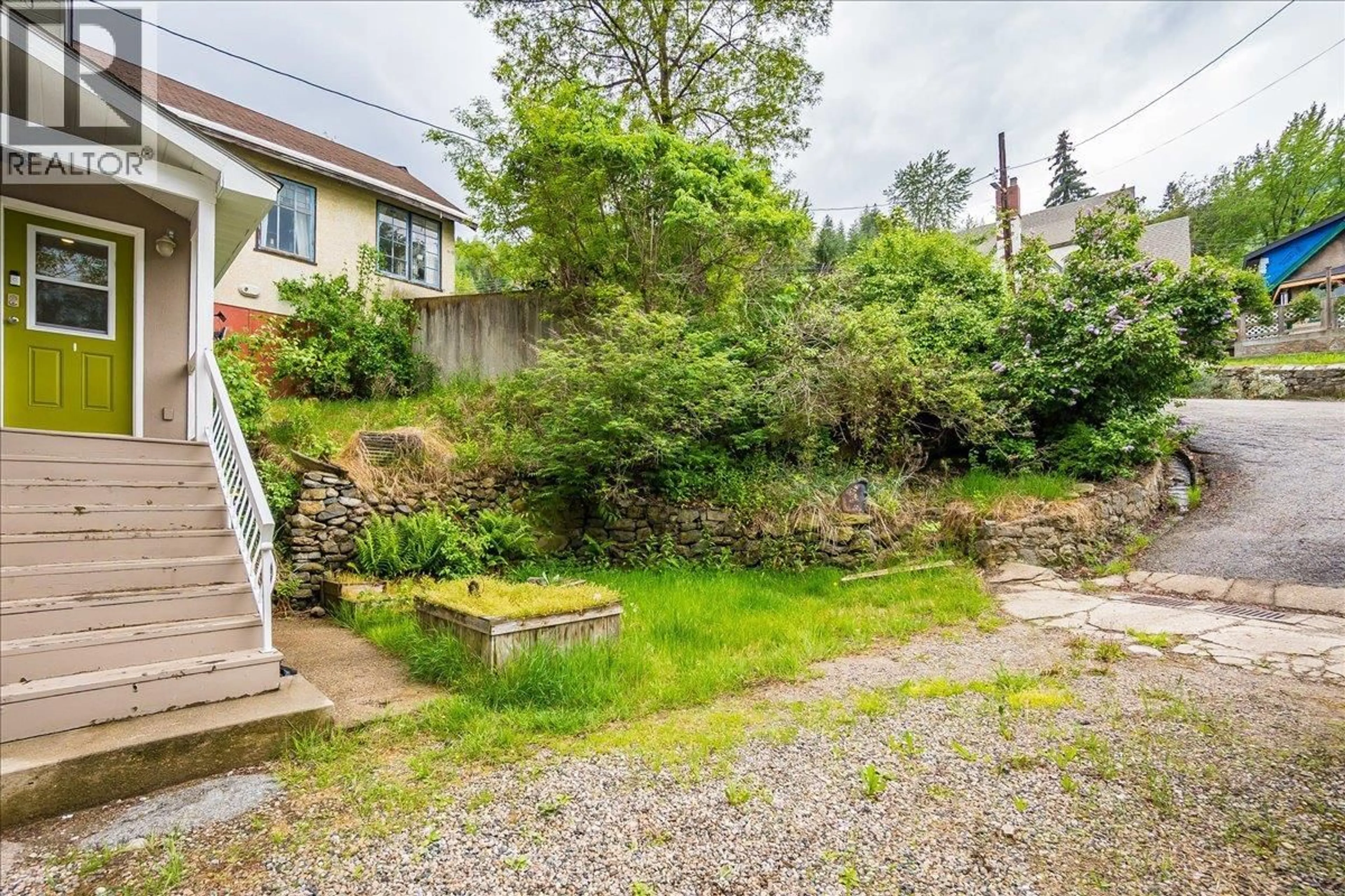 Patio, street for 1667 CEDAR AVENUE, Trail British Columbia V1R4C9