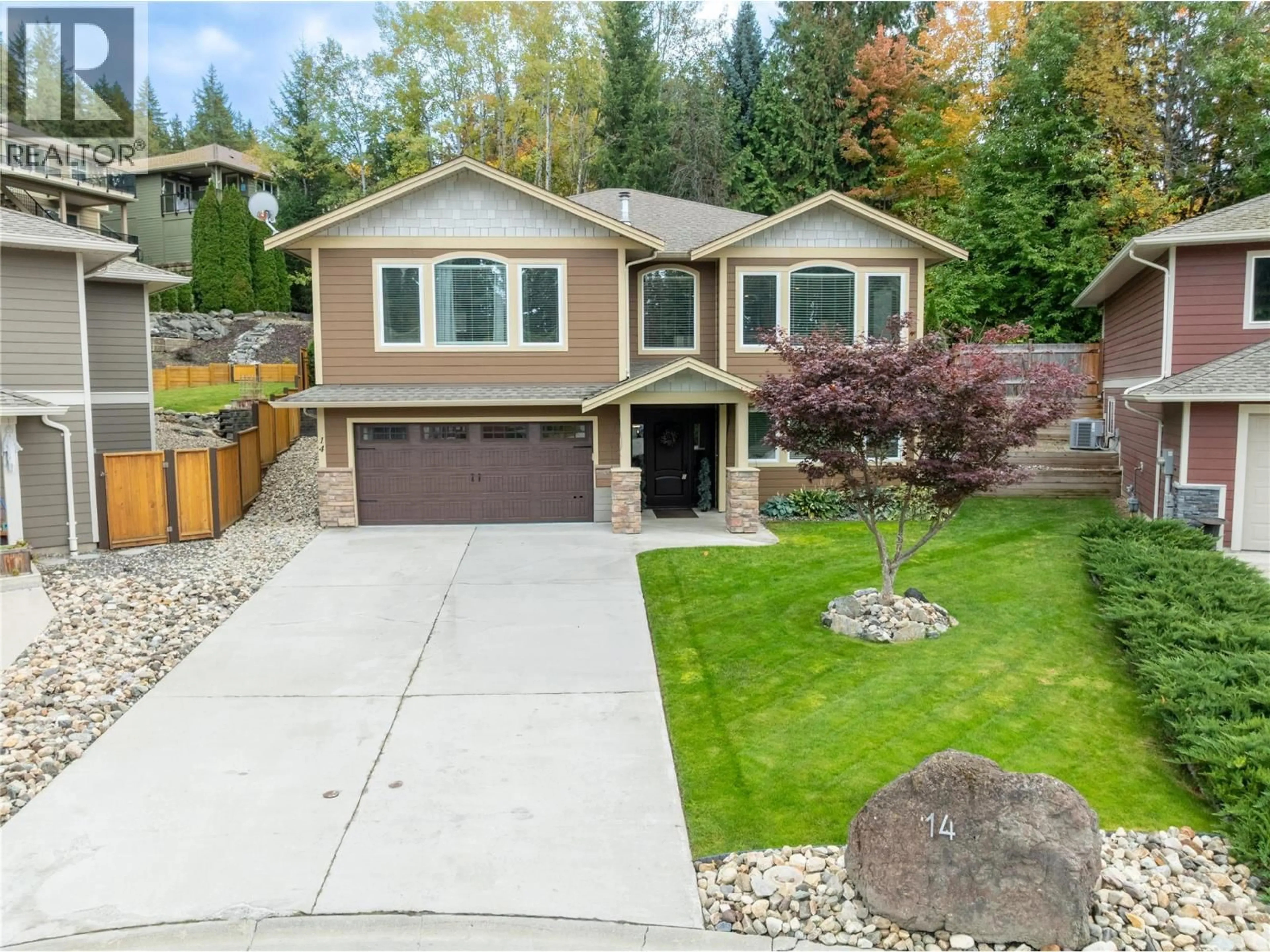 Home with vinyl exterior material, street for 14 - 1581 20 STREET NORTHEAST, Salmon Arm British Columbia V1E0A7