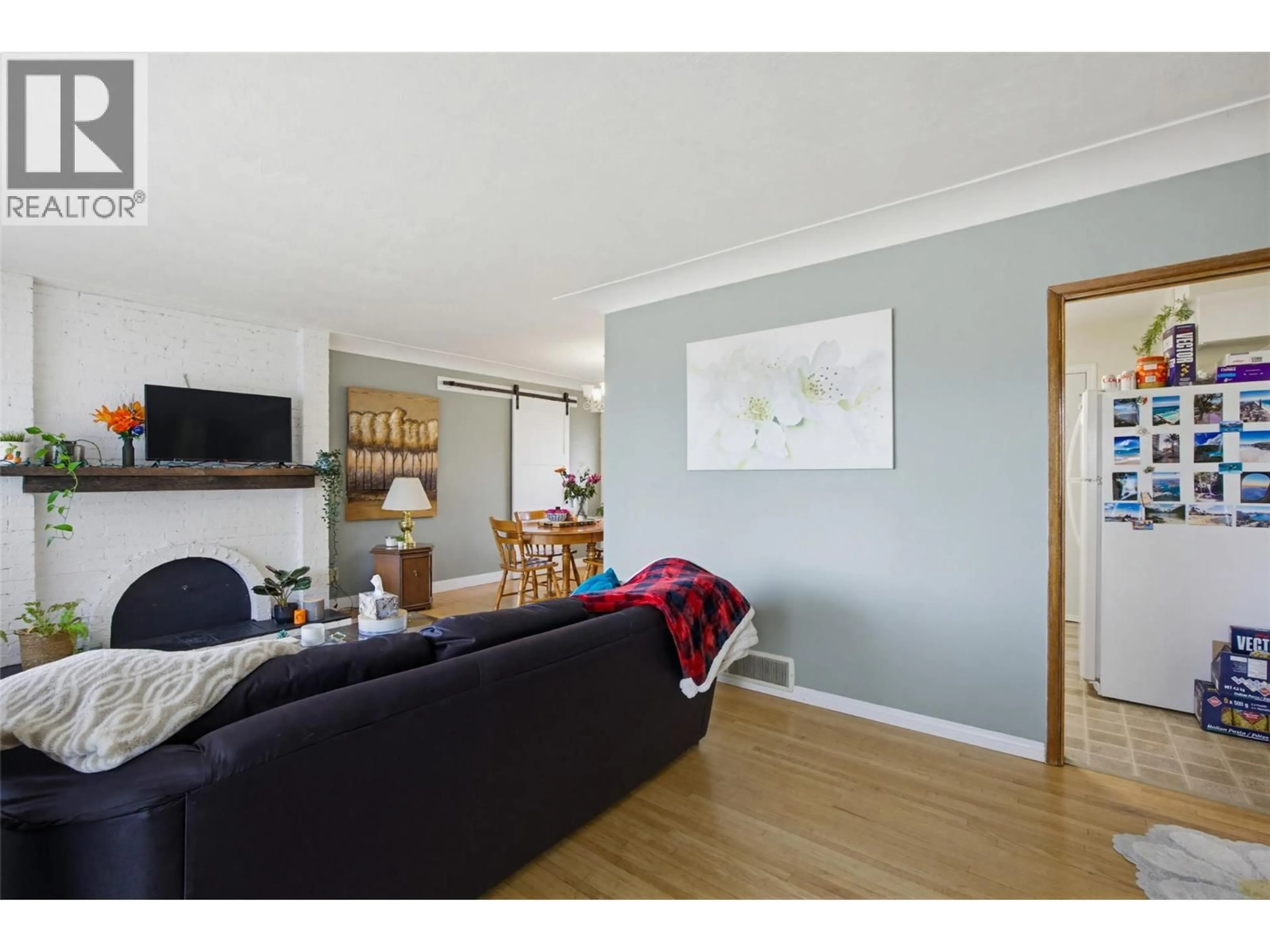 Living room with furniture, wood/laminate floor for 714 9TH STREET, Kamloops British Columbia V2B2Y8