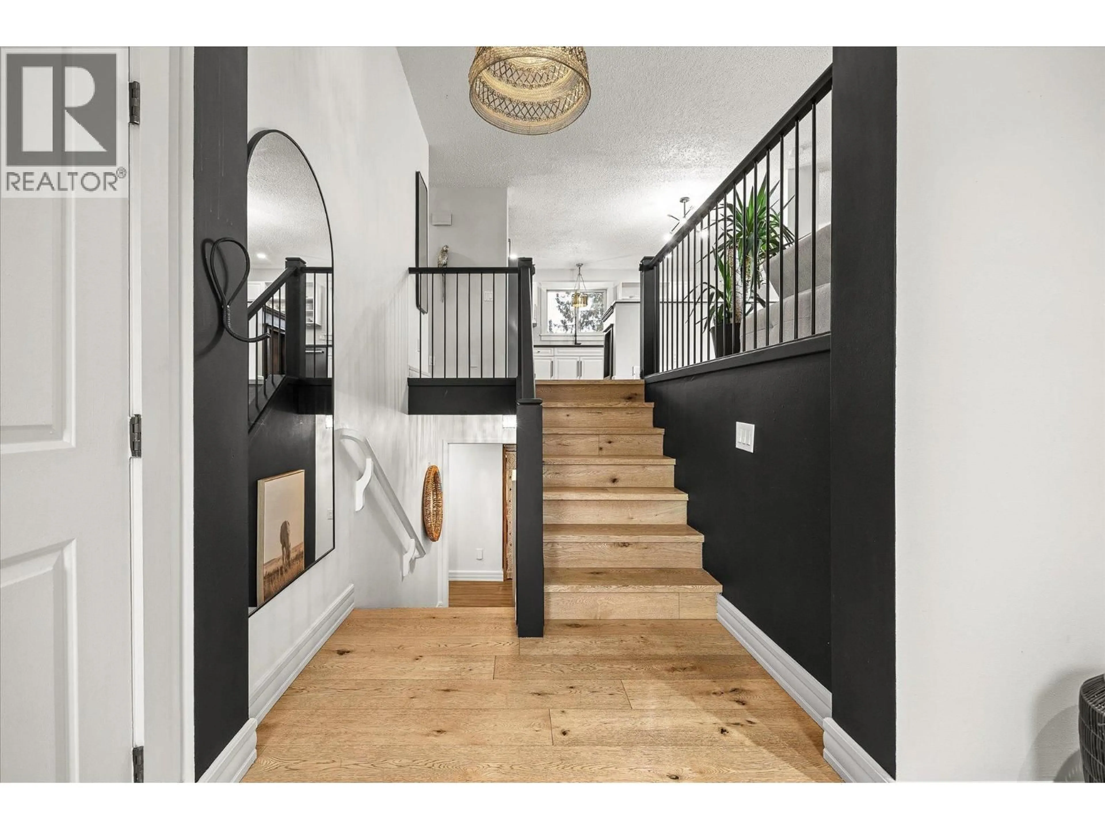 Indoor entryway for 1492 FOREST AVENUE, Kelowna British Columbia V1P1E7