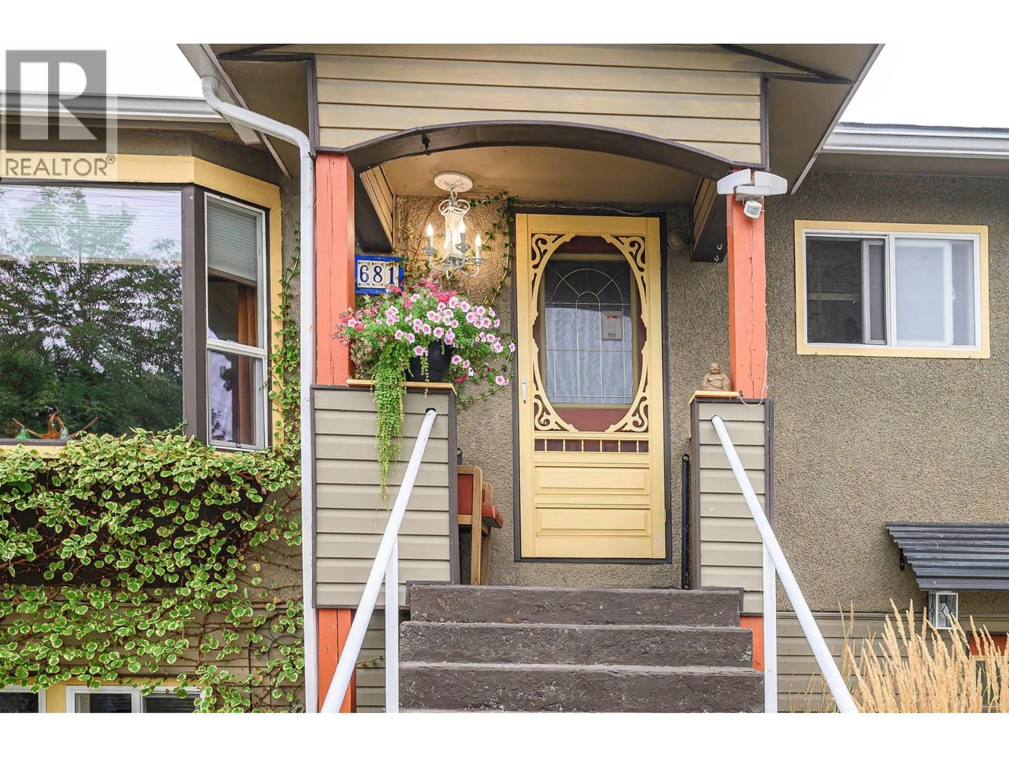 Indoor entryway for 681 DOUGLAS STREET, Kamloops British Columbia V2C3C4