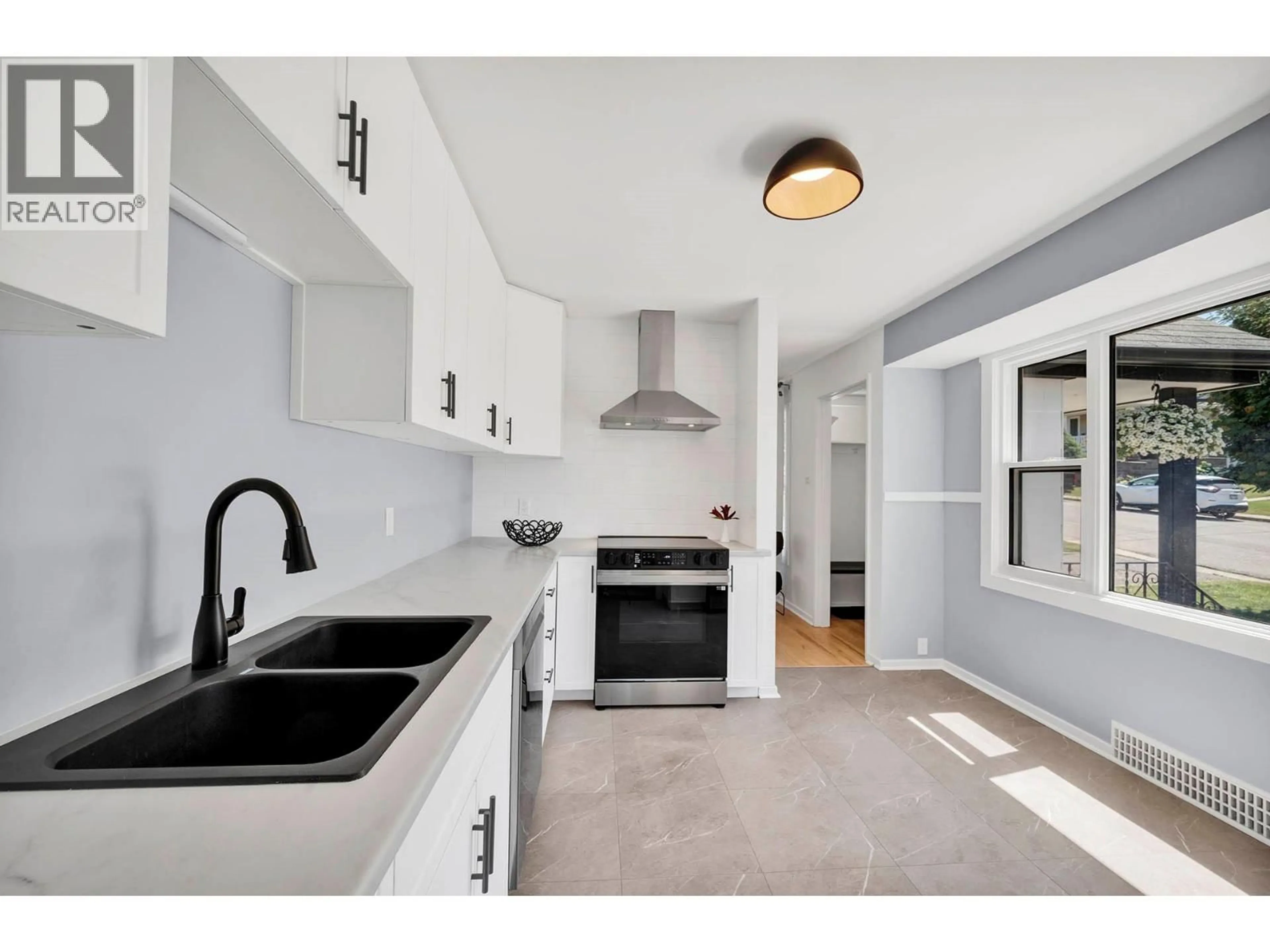 Open concept kitchen, ceramic/tile floor for 1314 PINE CRESCENT, Kamloops British Columbia V2C2Z1