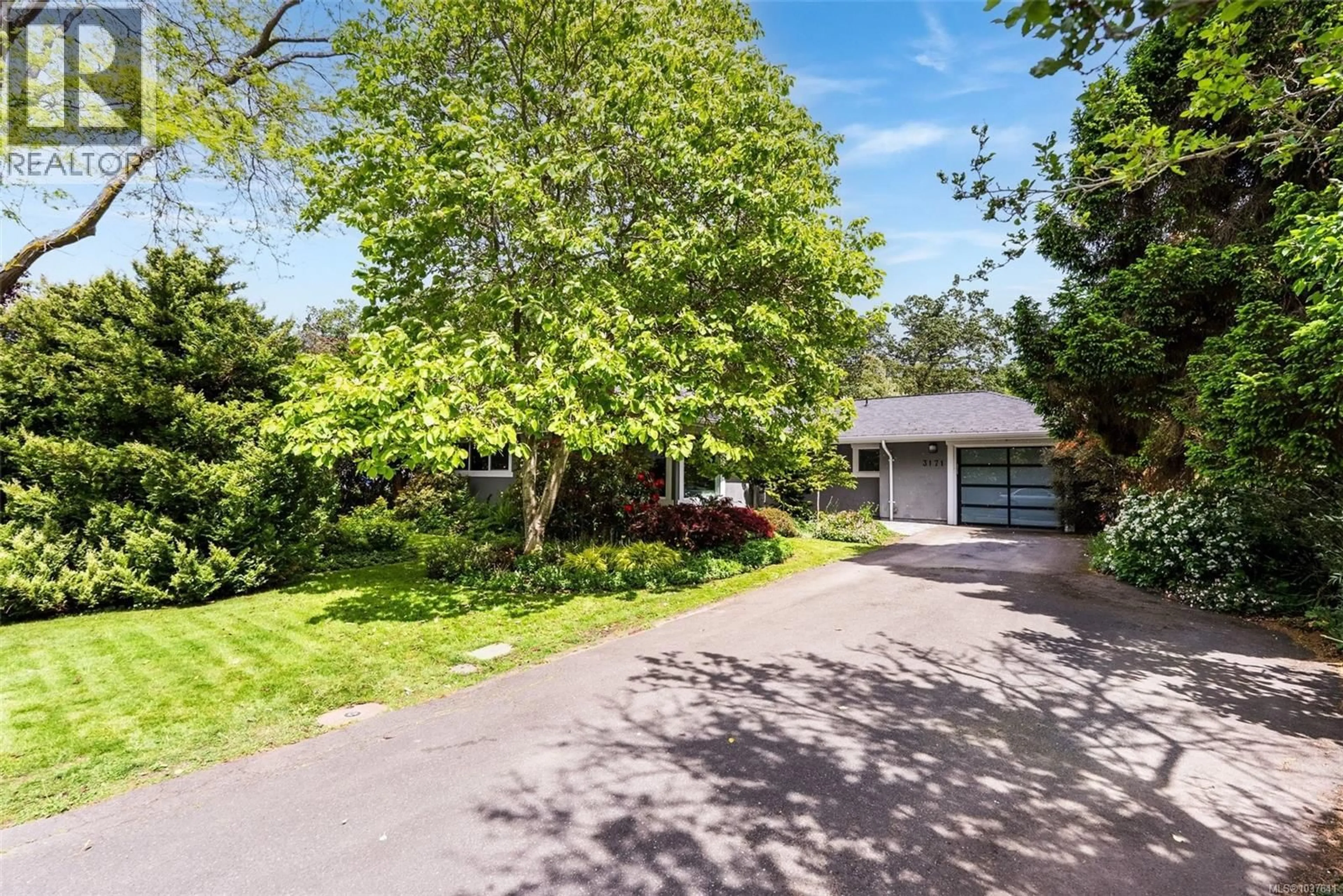 A pic from outside/outdoor area/front of a property/back of a property/a pic from drone, street for 3171 HENDERSON ROAD, Oak Bay British Columbia V8P5A3