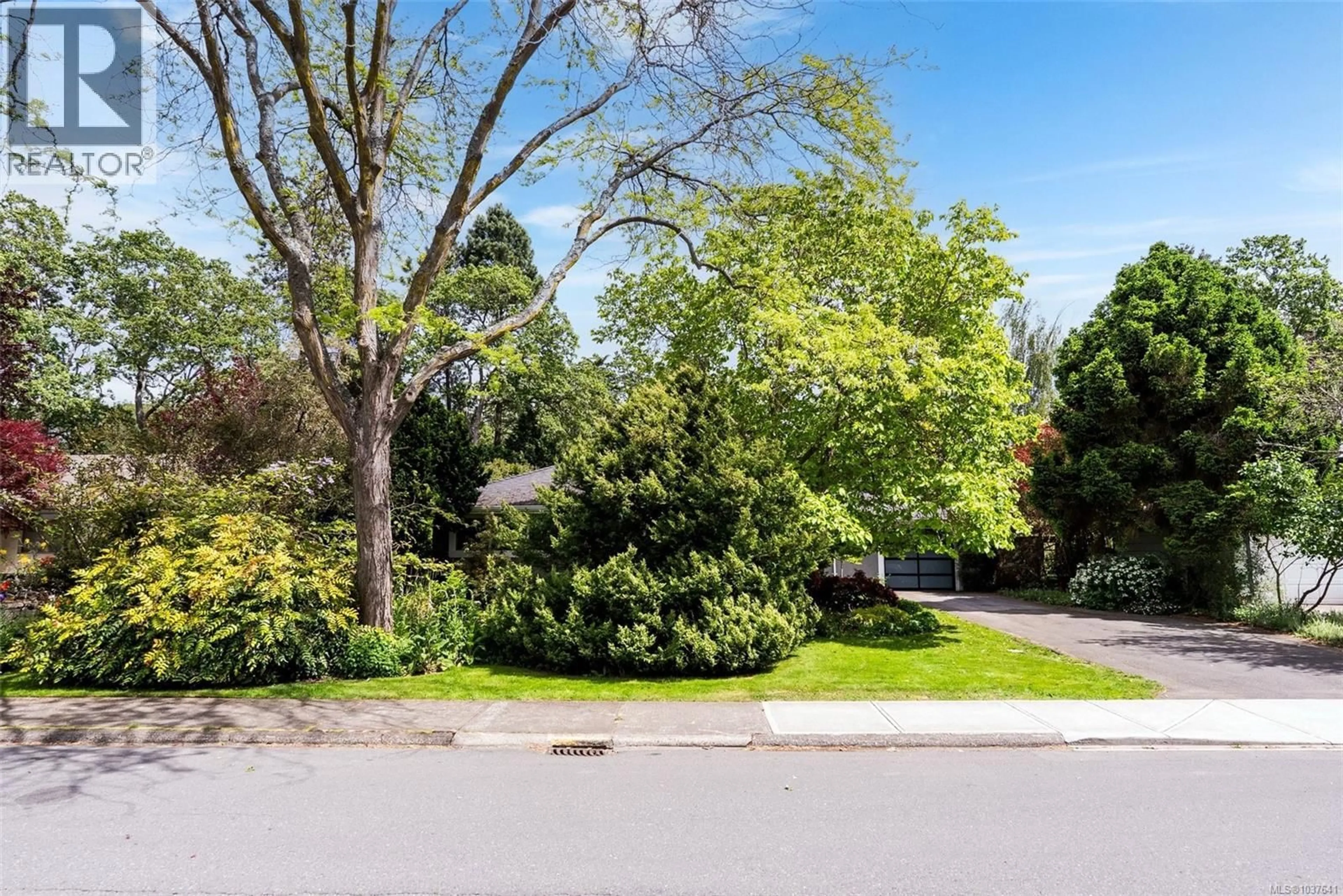 A pic from outside/outdoor area/front of a property/back of a property/a pic from drone, street for 3171 HENDERSON ROAD, Oak Bay British Columbia V8P5A3