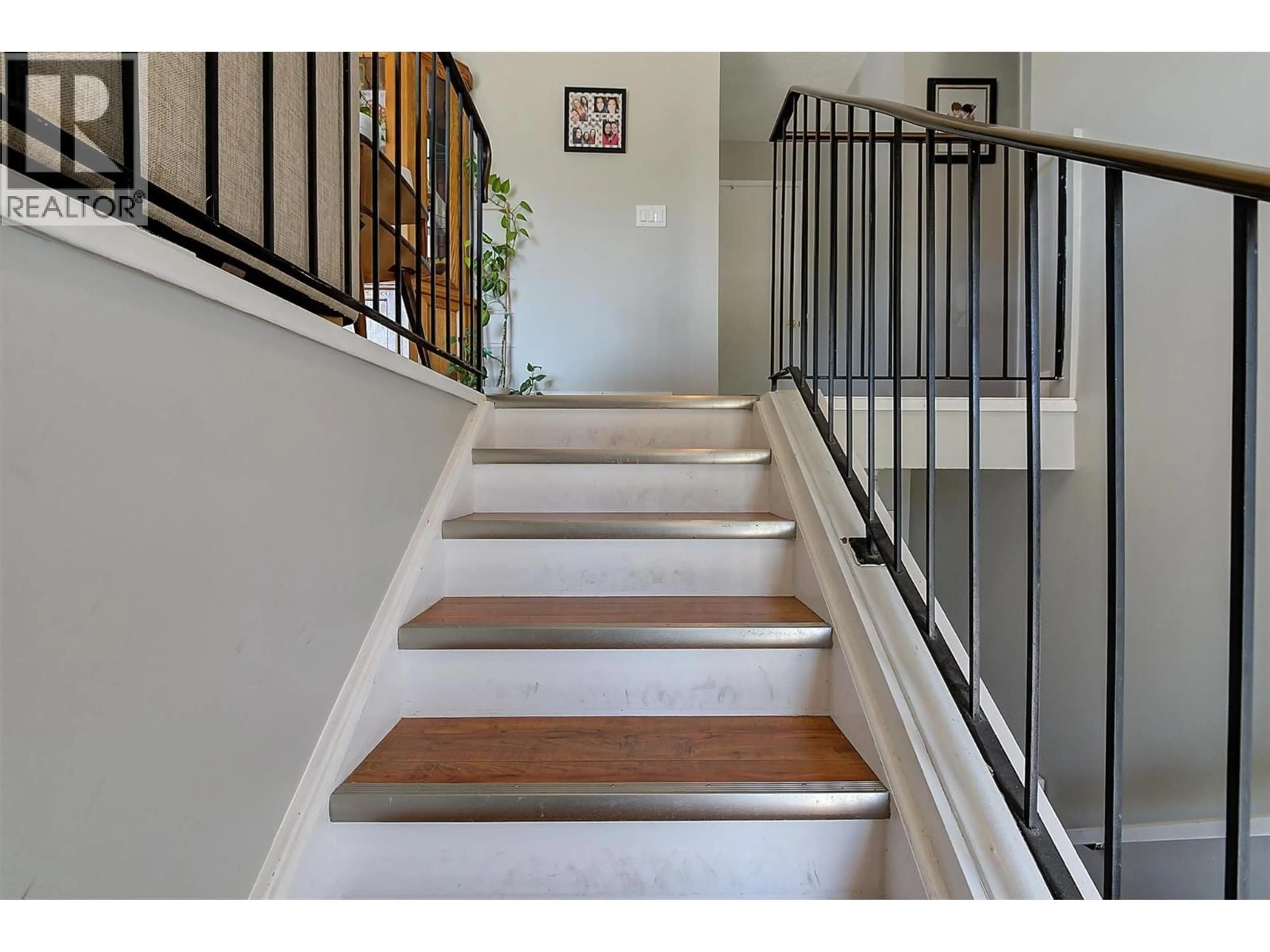 Stairs for 280 HOLBROOK ROAD WEST, Kelowna British Columbia V1W4S2