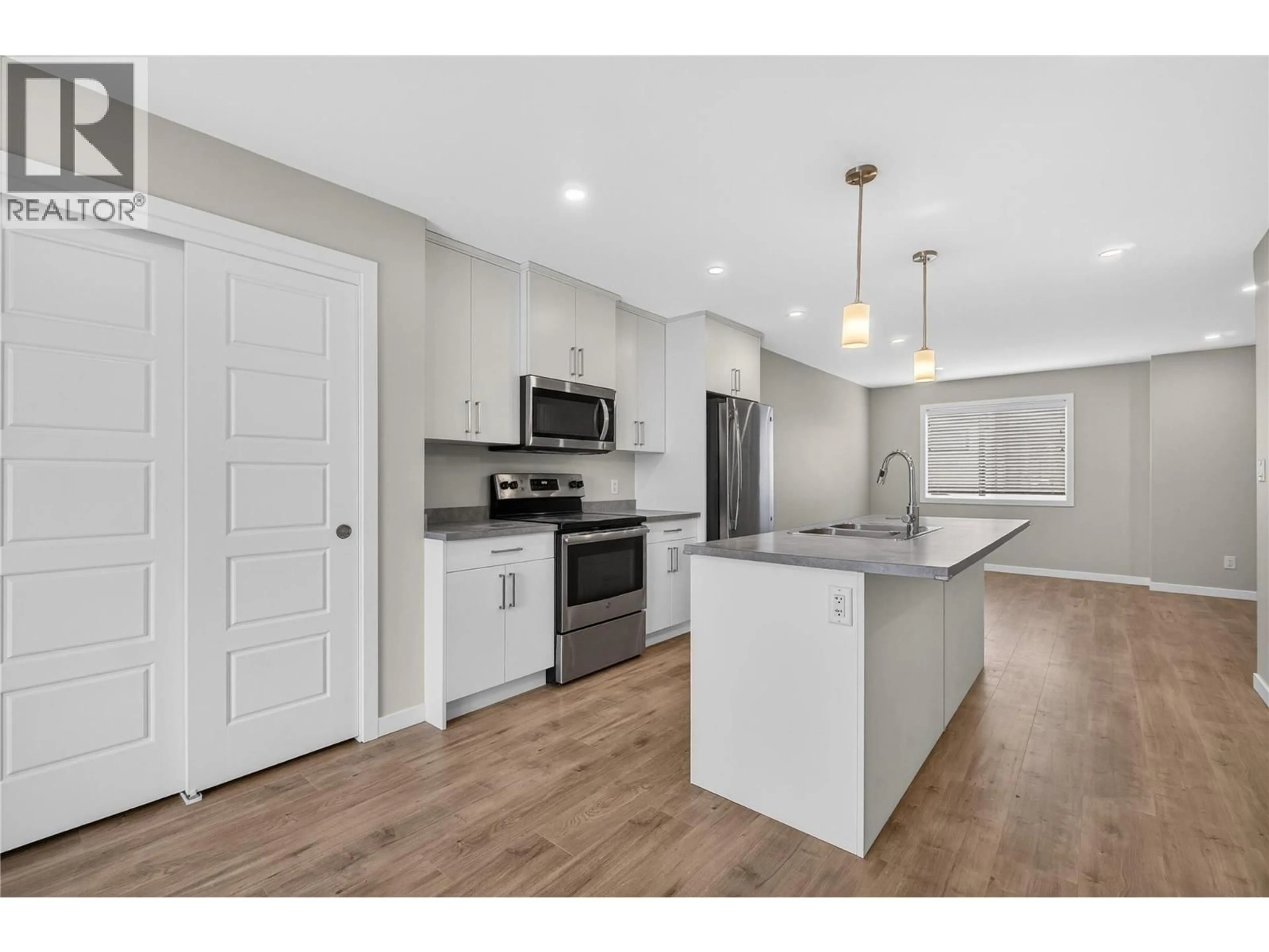 Open concept kitchen, wood/laminate floor for 4 - 2081 11 AVENUE NORTHEAST, Salmon Arm British Columbia V1E0G1