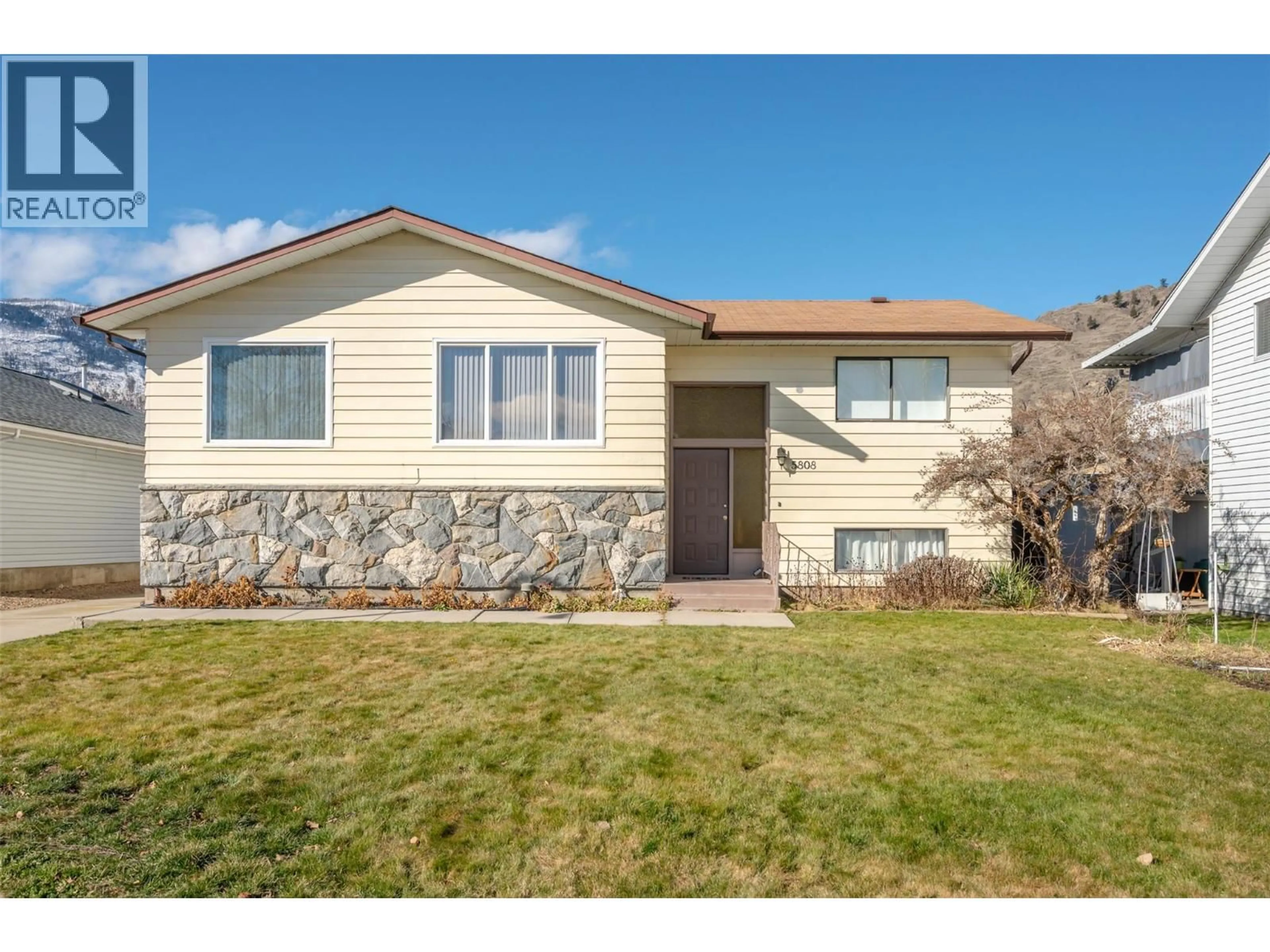 Home with vinyl exterior material, street for 5808 COLUMBIA STREET, Oliver British Columbia V0H1T0