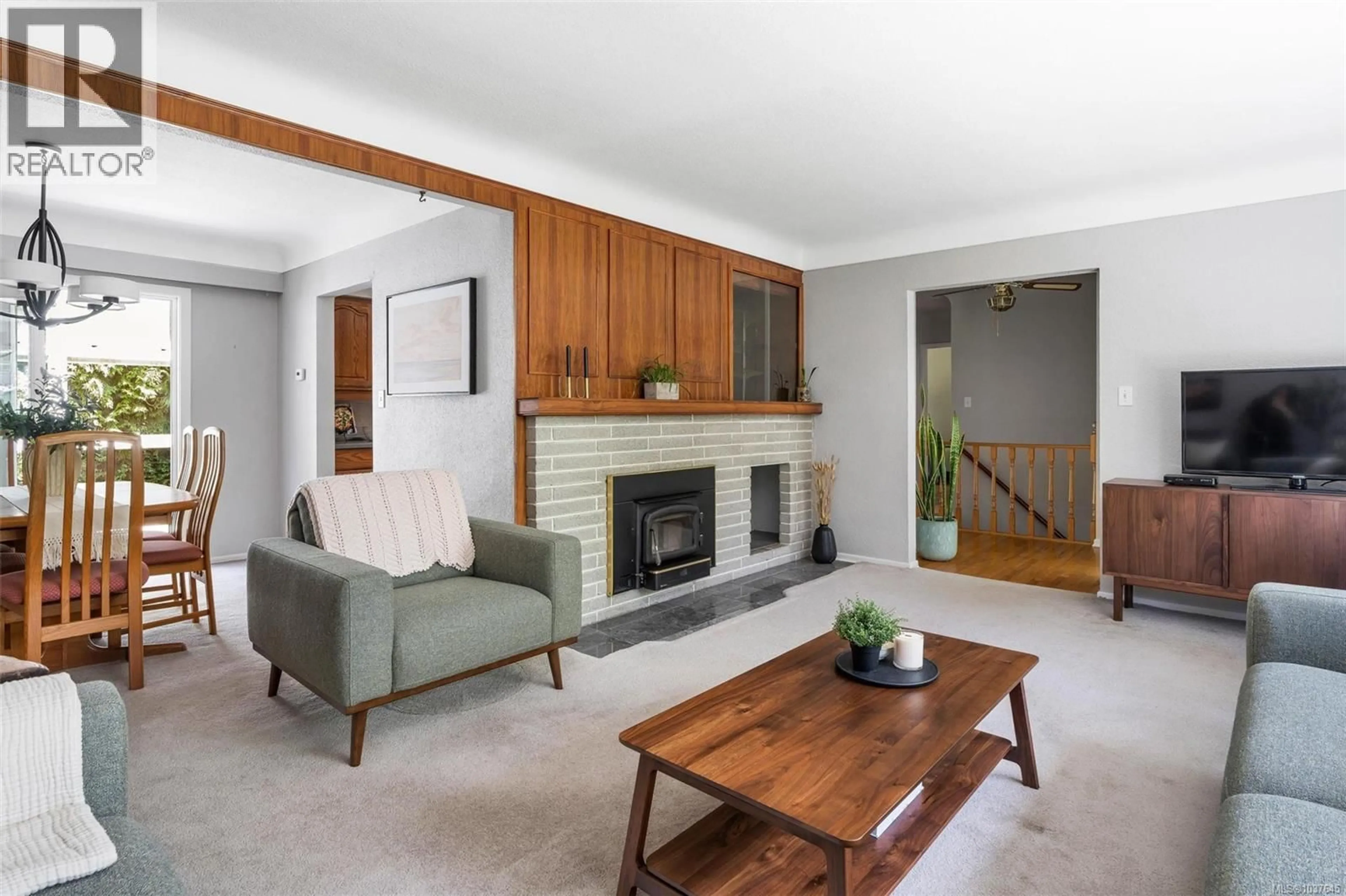 Living room with furniture, unknown for 1318 MOORGREEN PLACE, Saanich British Columbia V8P2R9