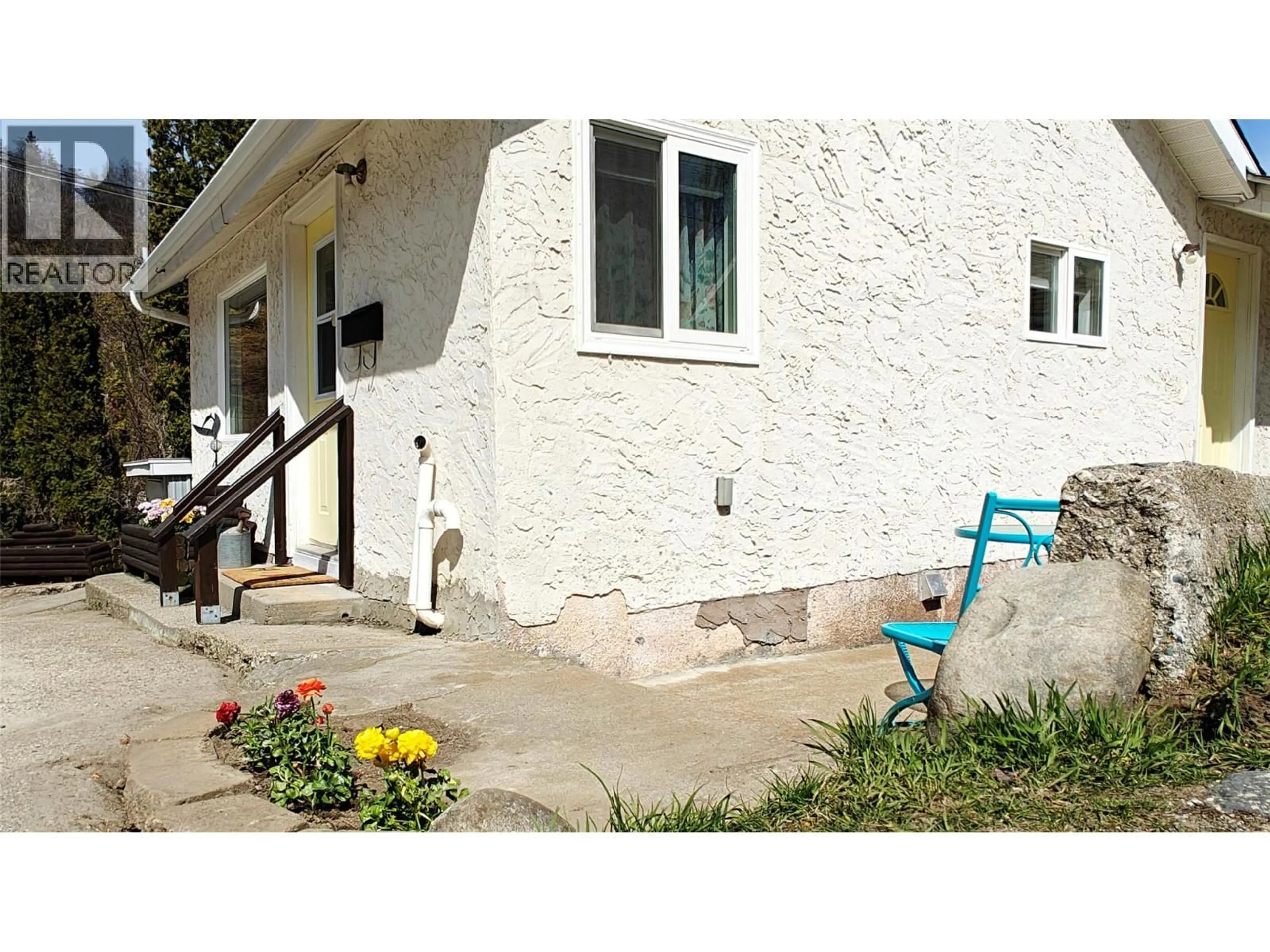 Patio, street for 521 TURNER STREET, Warfield British Columbia V1R2P6