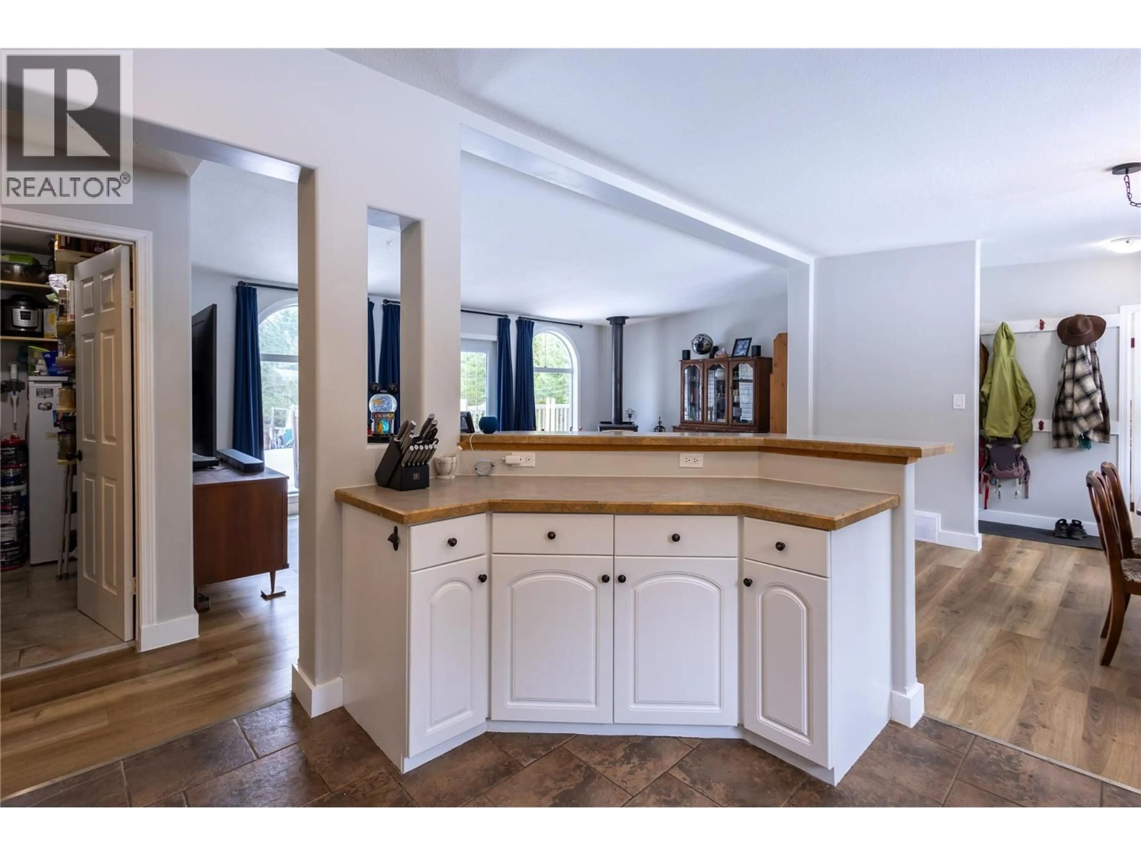 Open concept kitchen, unknown for 700 HEYLAND ROAD, Balfour British Columbia V0G1C0