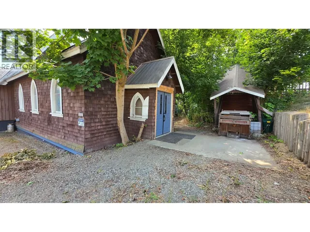 2193 PARK AVENUE, Lumby 2