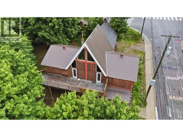 2193 PARK AVENUE, Lumby 3