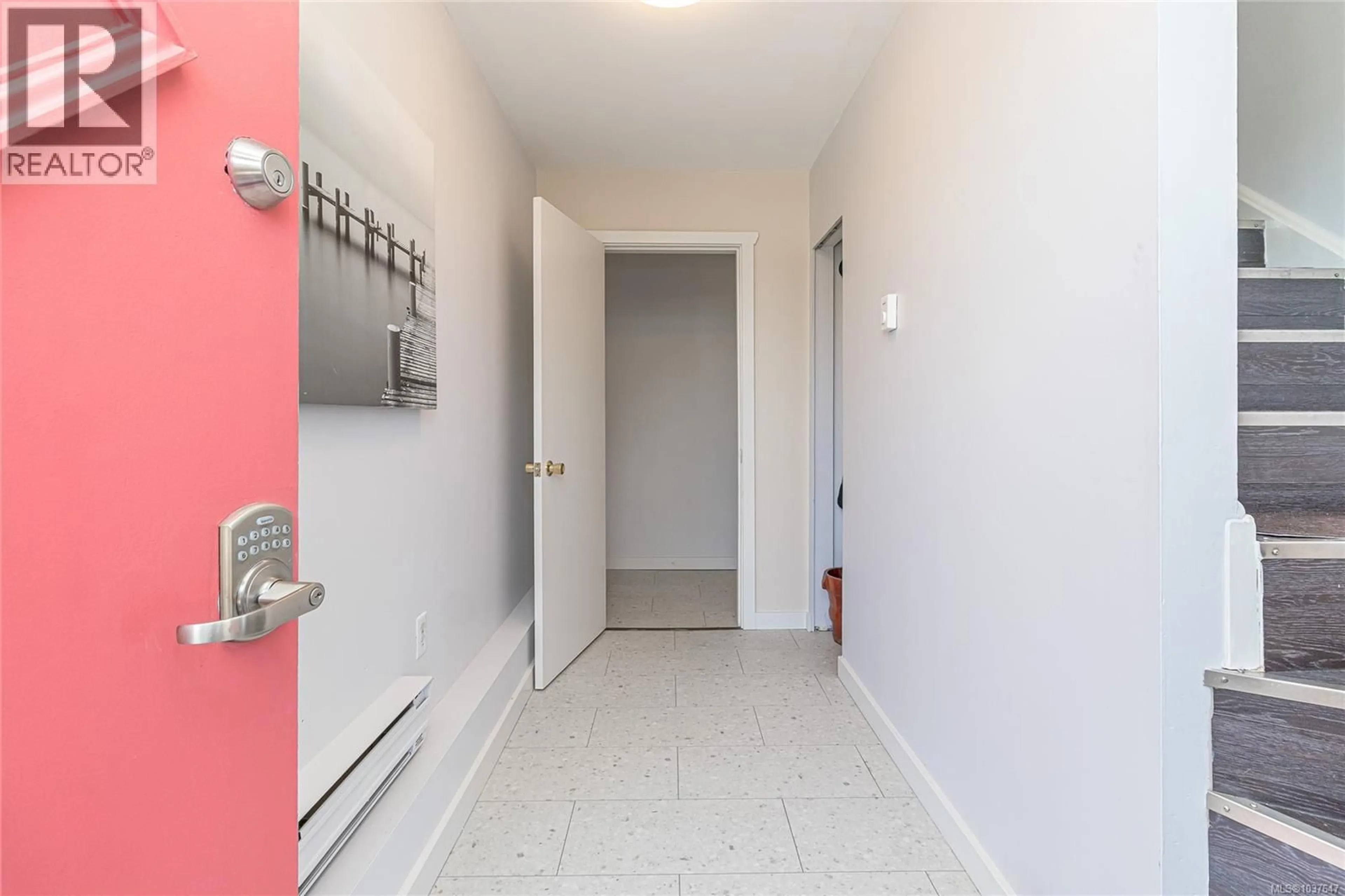 Indoor foyer for 1584 FREDA STREET, Crofton British Columbia V0R1R0