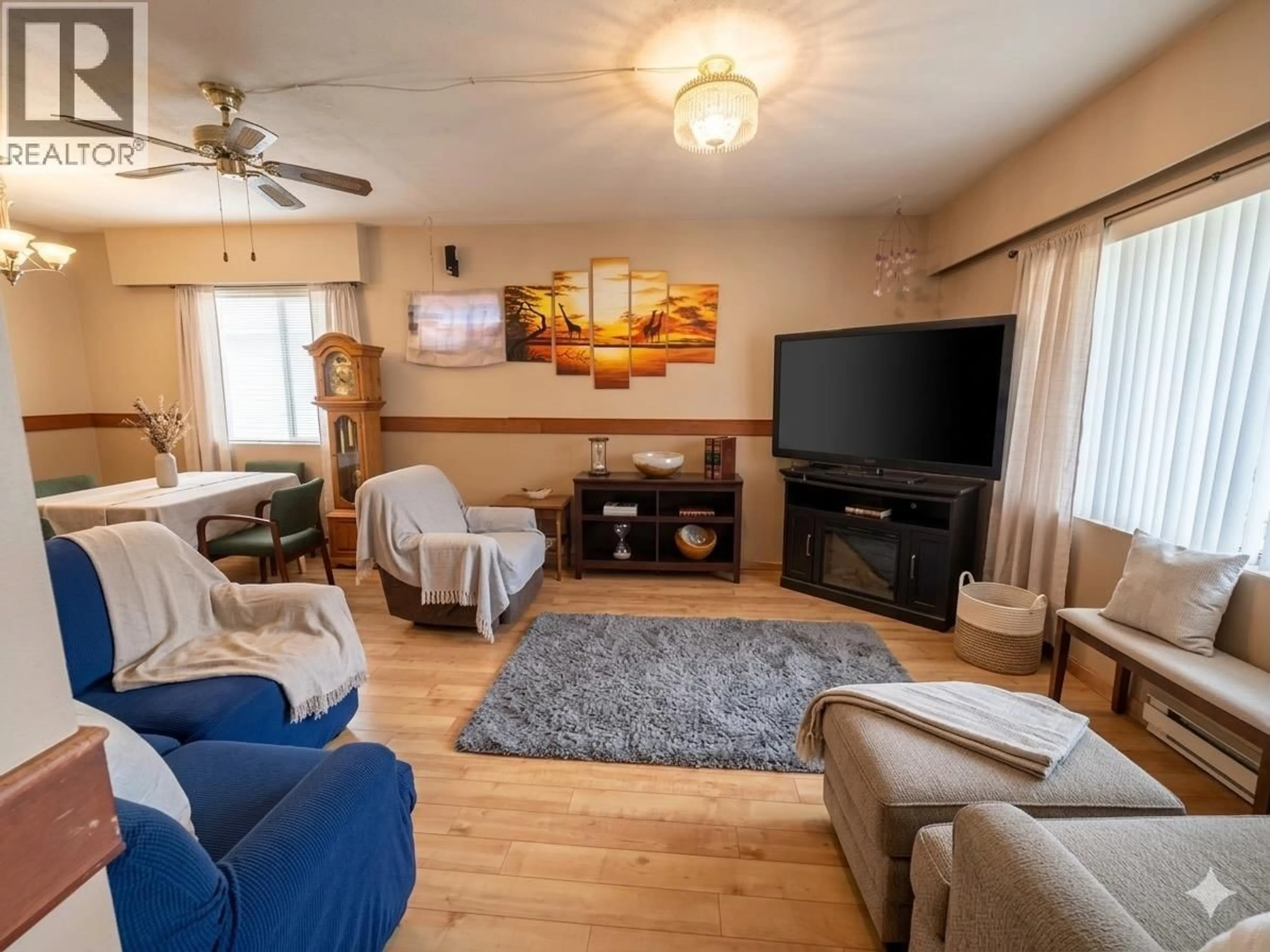 Living room with furniture, wood/laminate floor for 114 9TH AVENUE, Cranbrook British Columbia V1C2M2