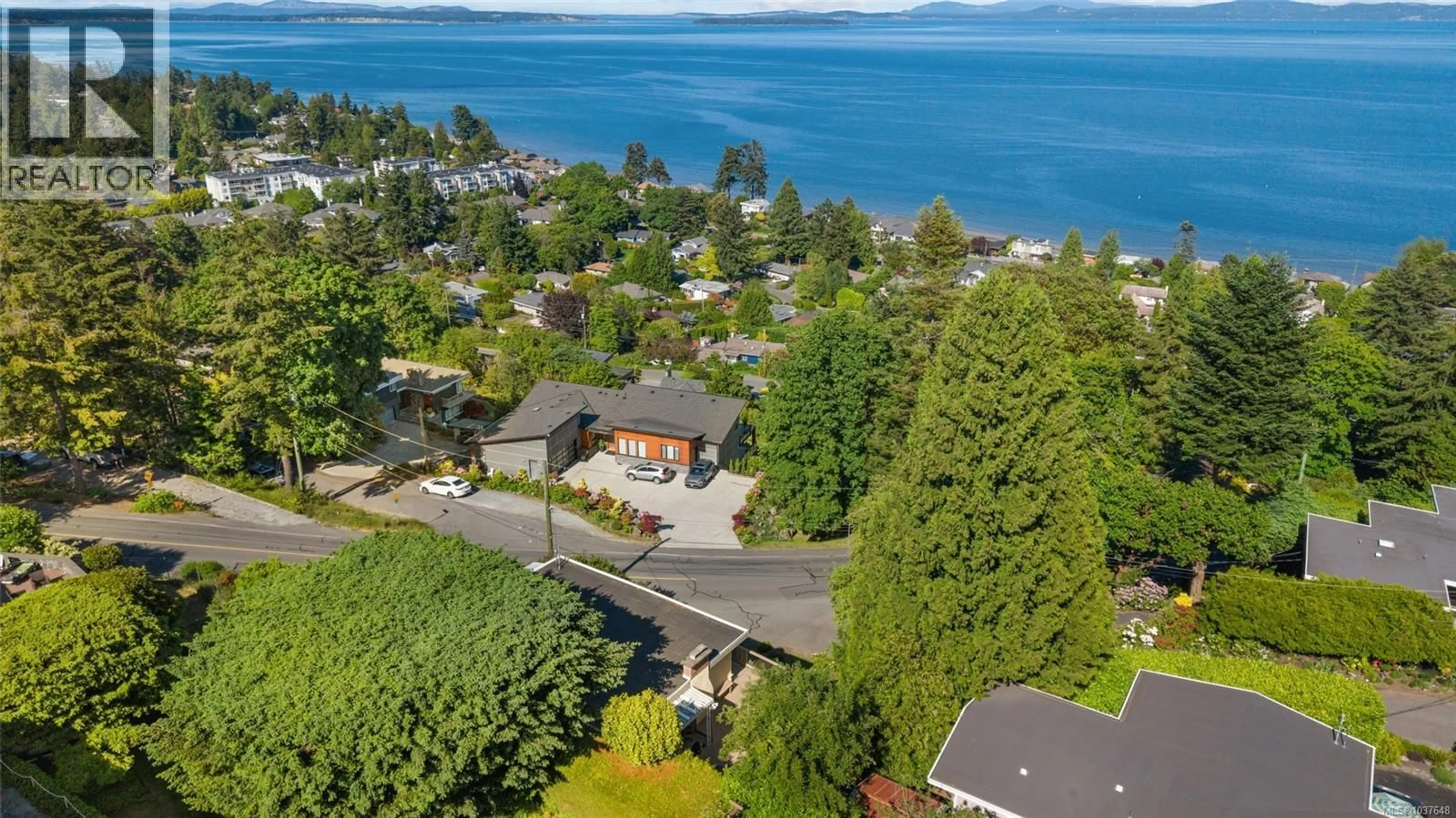 A pic from outside/outdoor area/front of a property/back of a property/a pic from drone, water/lake/river/ocean view for 951 CLAREMONT AVENUE, Saanich British Columbia V8Y1K5